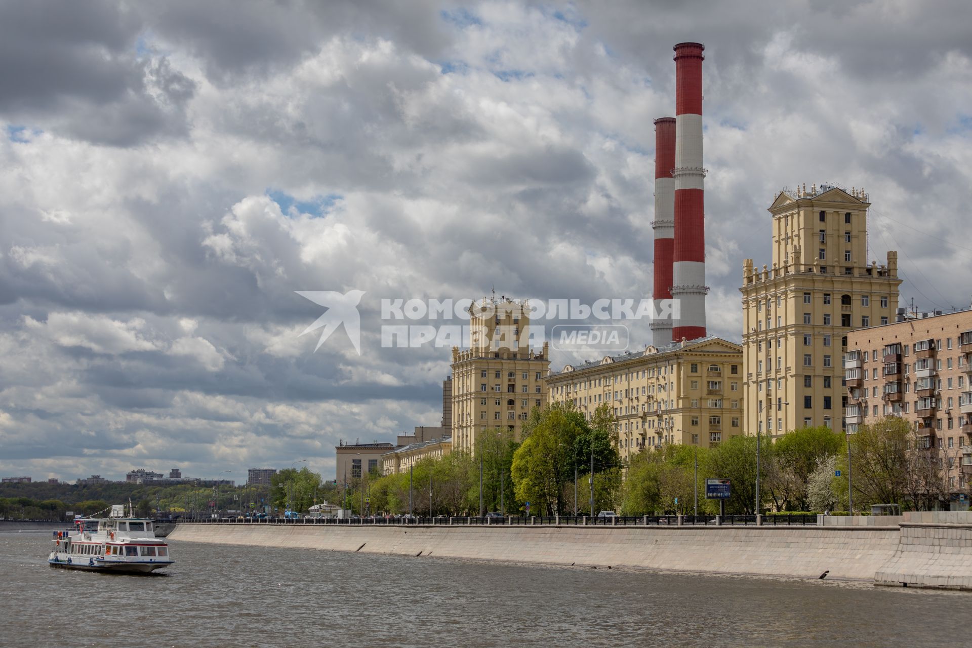 Москва. Прогулочный теплоход на Москва-реке.