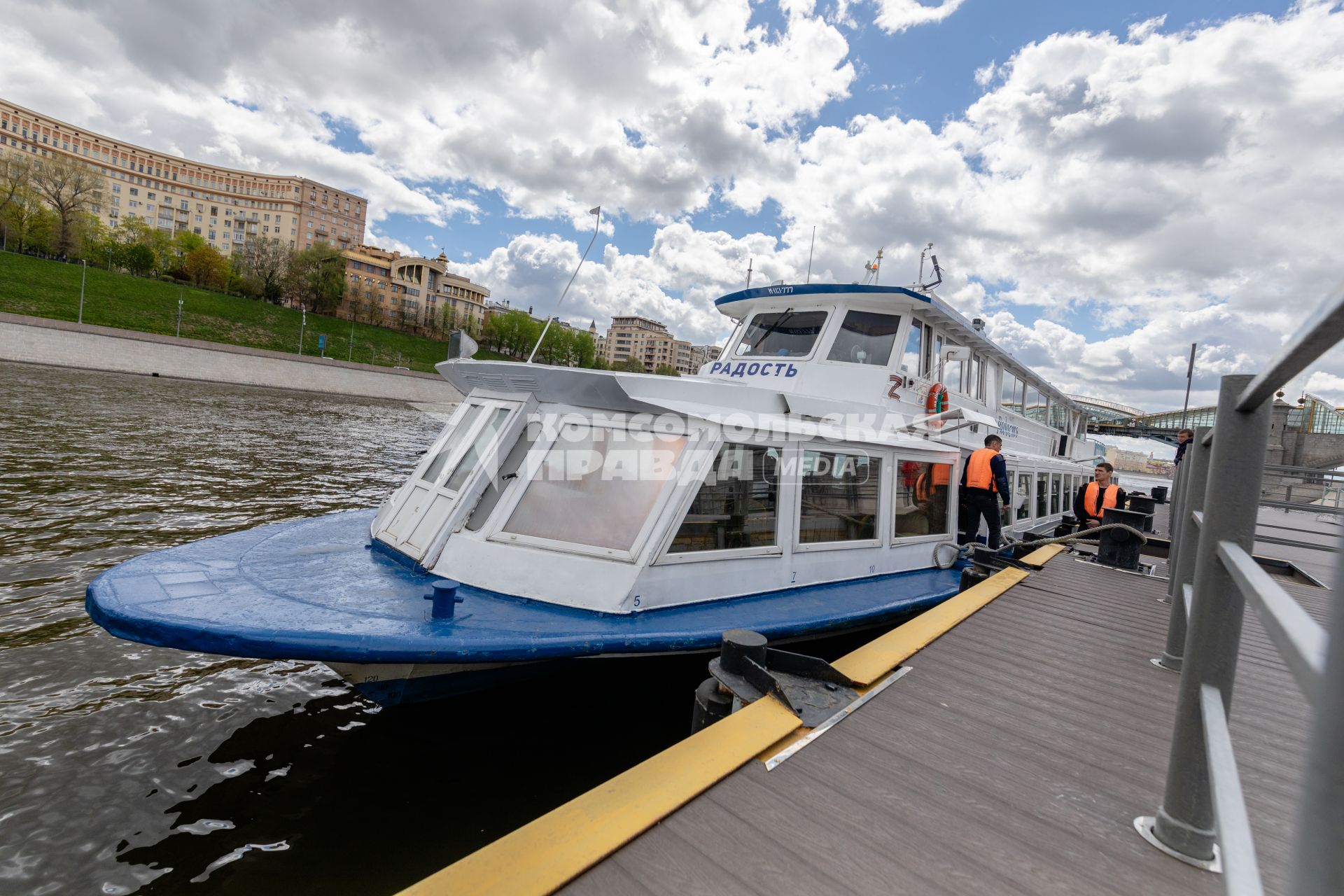 Москва. Прогулочный теплоход `Радость` на Москва-реке.