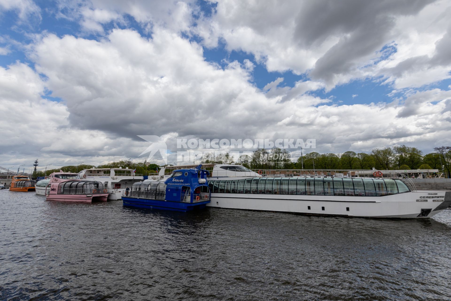 Москва. Прогулочные теплоходы на Москва-реке.