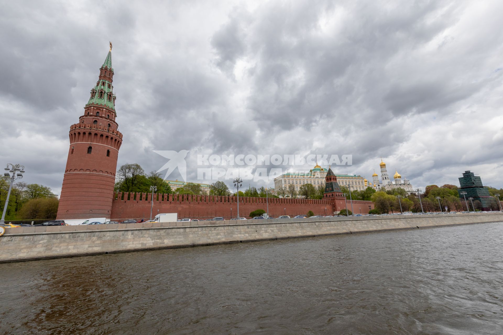 Москва. Вид на Кремлевскую набережную.