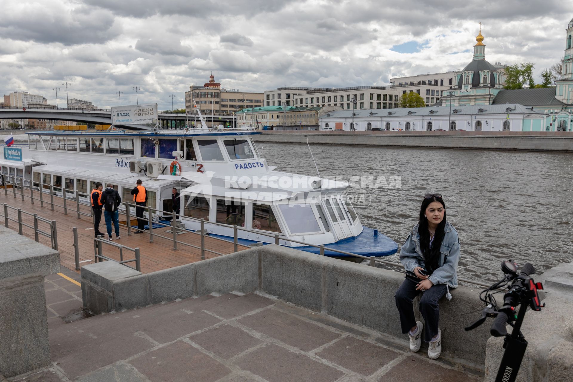 Москва. Экскурсионный теплоход `Радость` у причала.