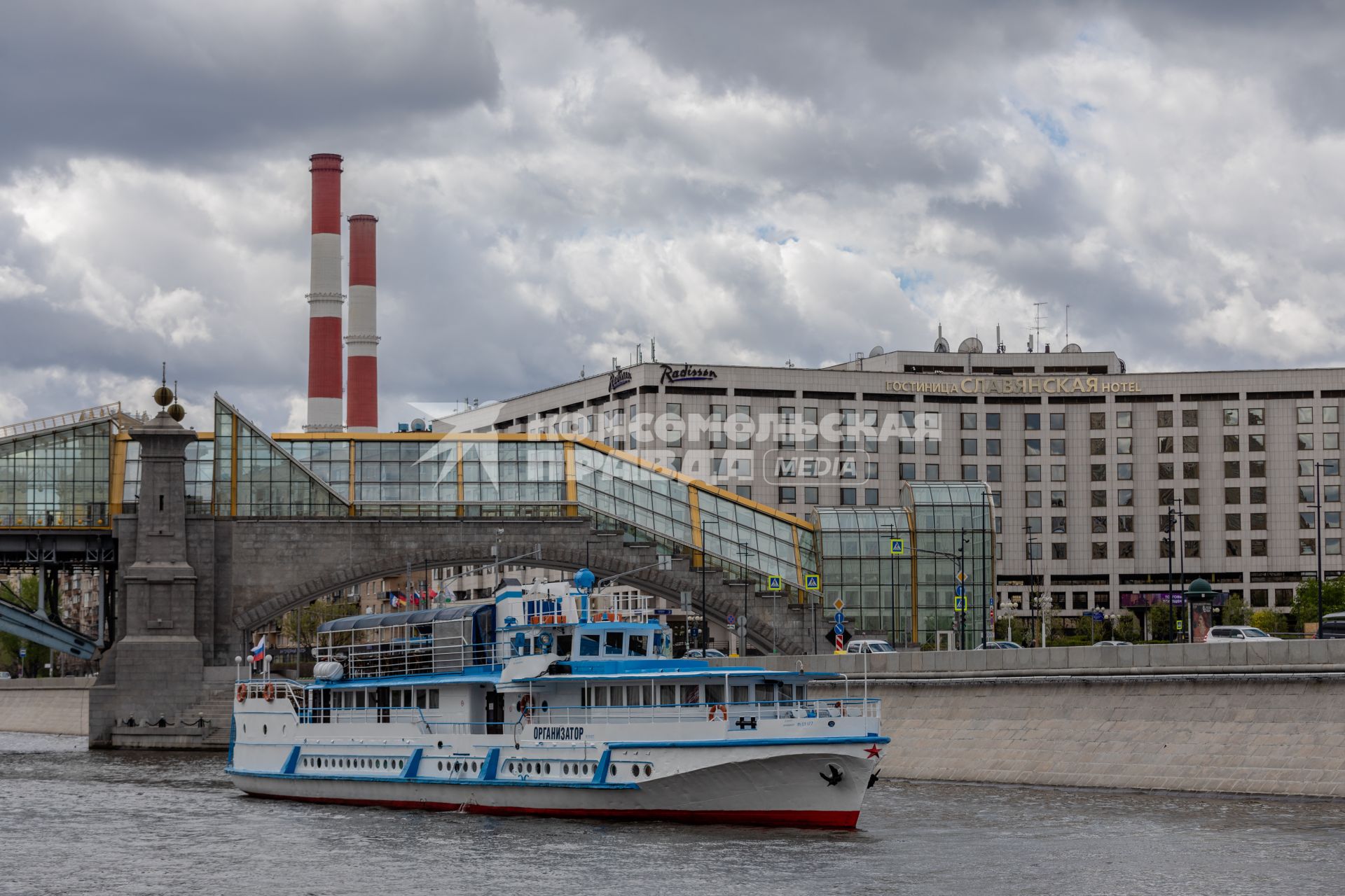 Москва. Прогулочный теплоход на Москва-реке.