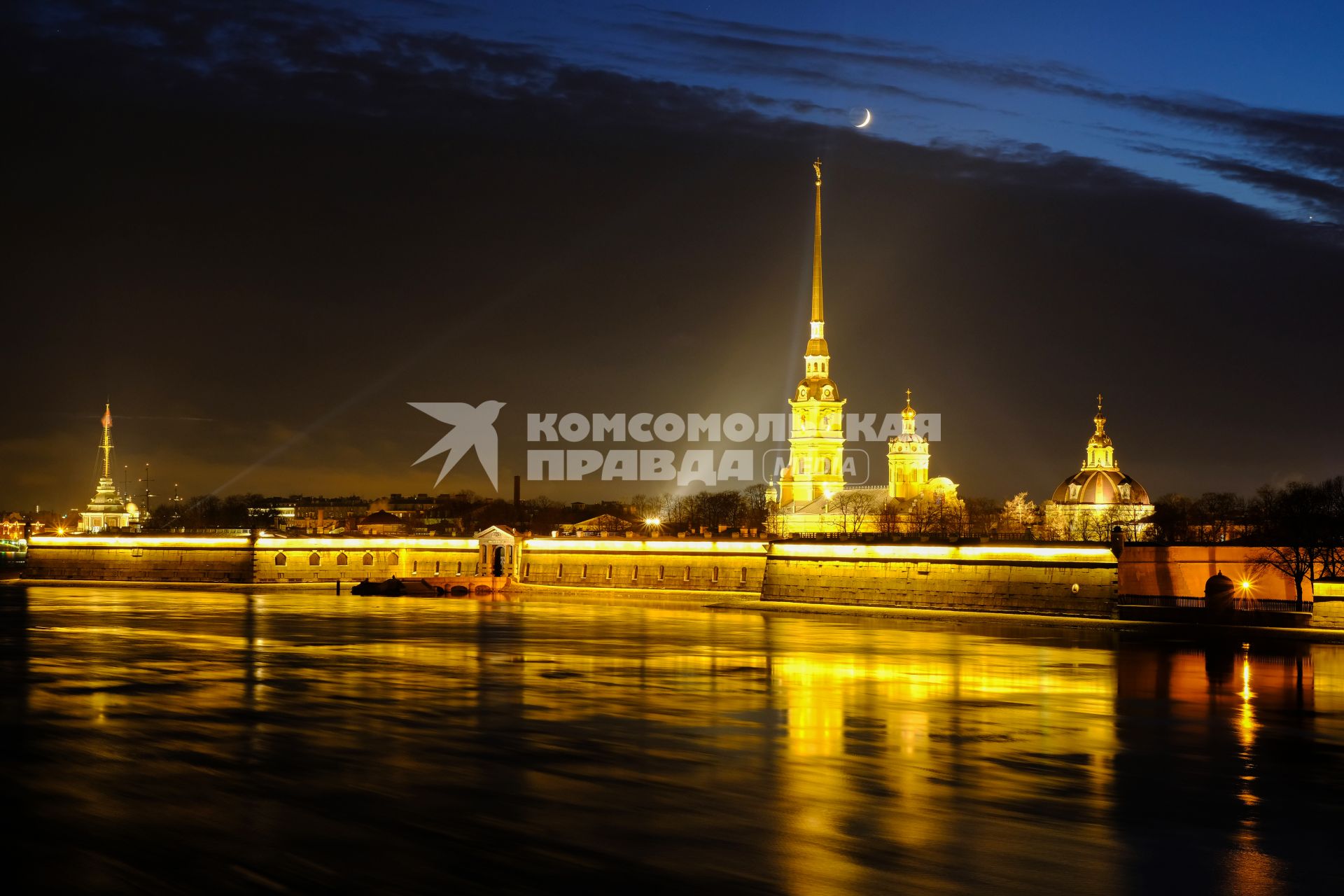 Санкт-Петербург. Вид на Петропавловскую крепость ночью.