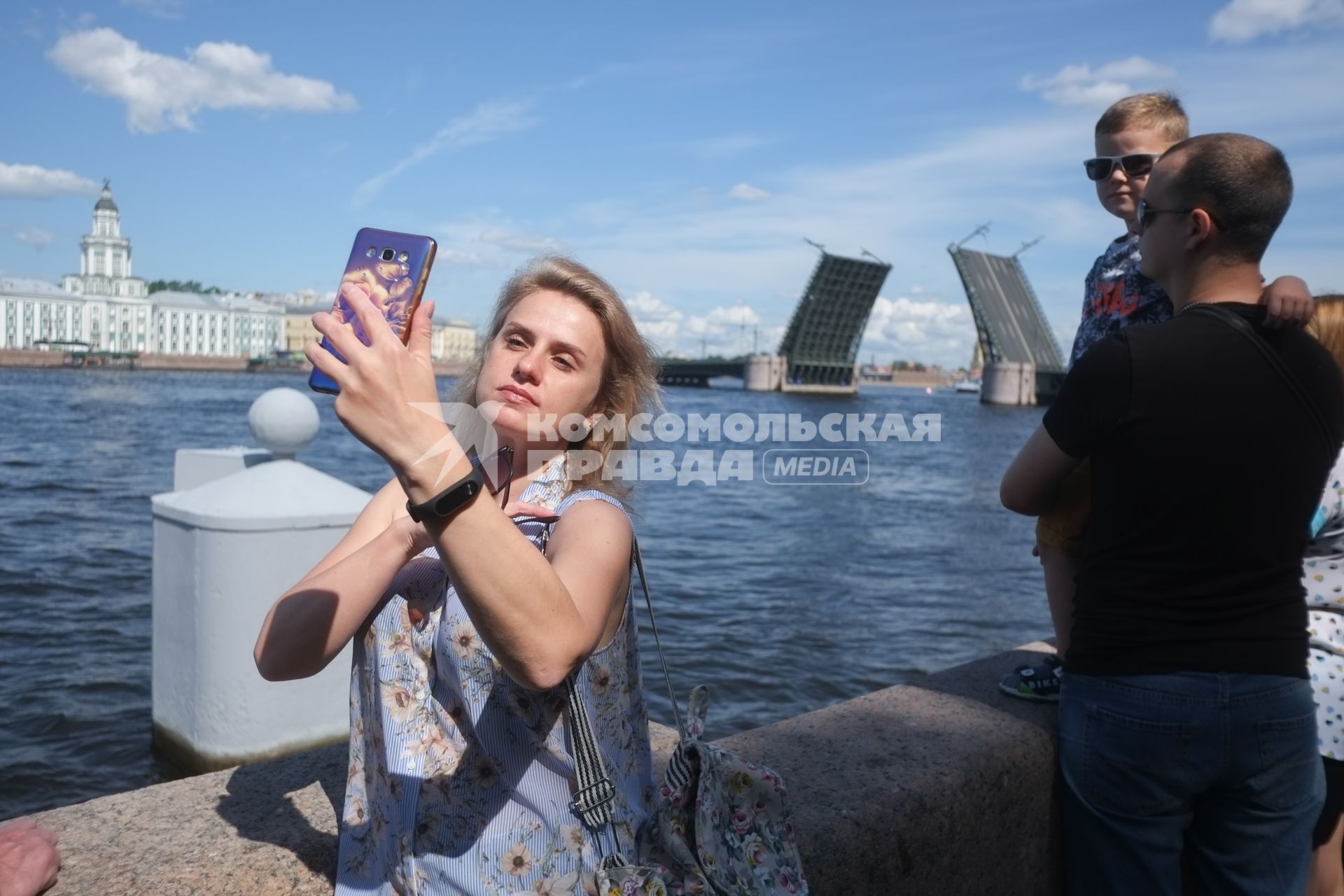 Санкт-Петербург. Туристы фотографируют развод мостов.