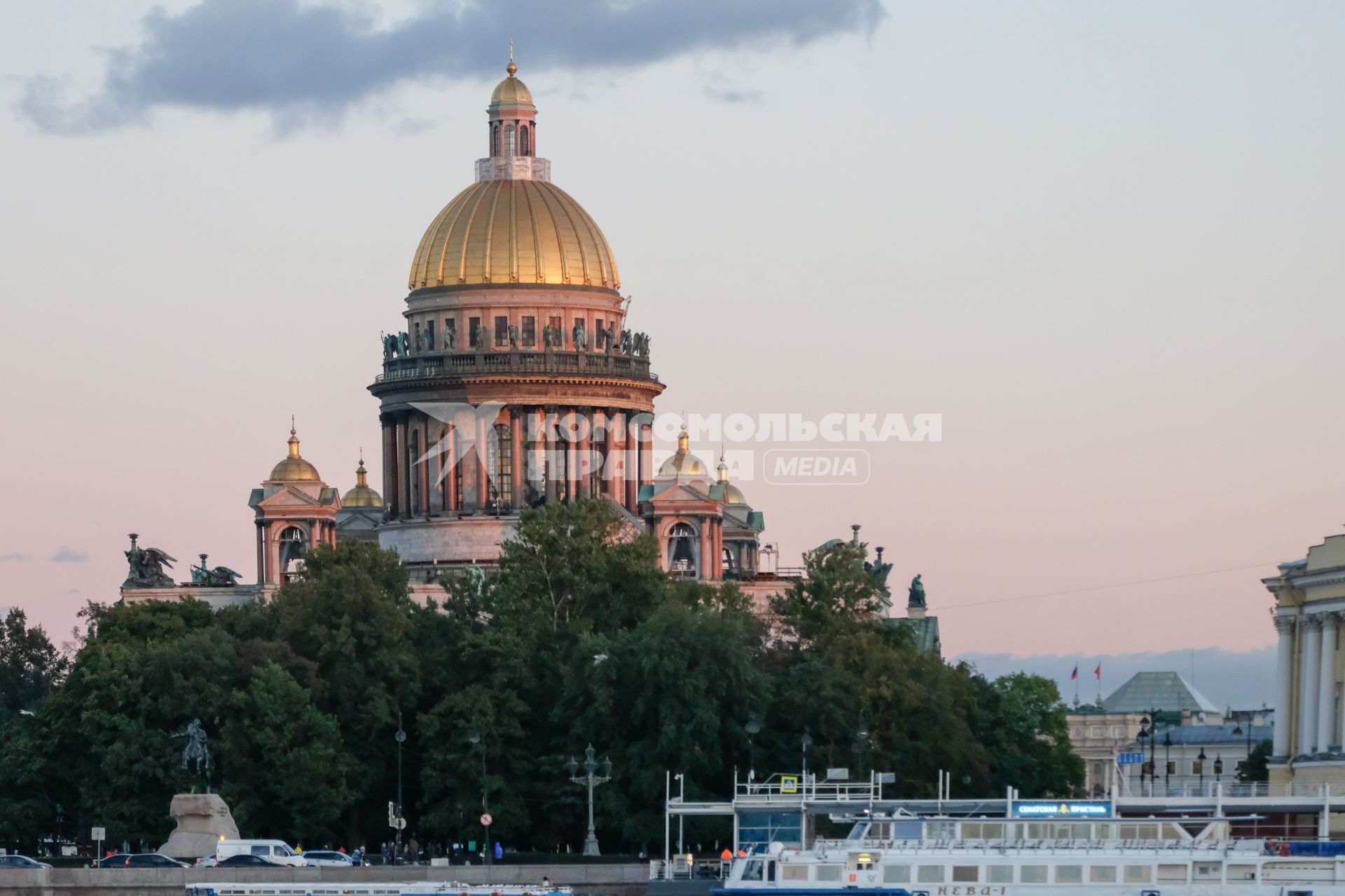 Санкт-Петербург. Вид на Исаакиевский собор.