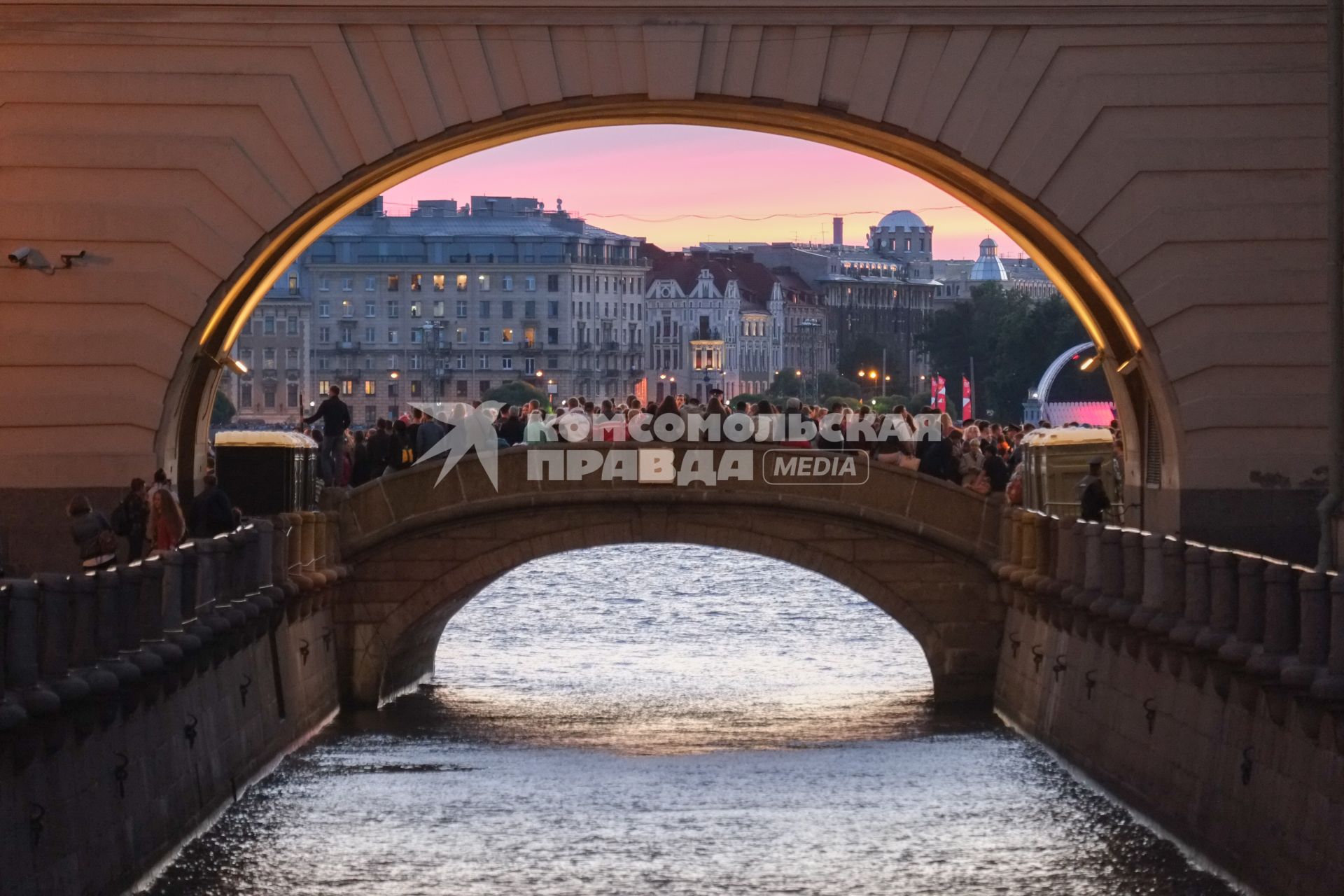 Санкт-Петербург. Вид на Зимнюю канавку и Эрмитажный мост.