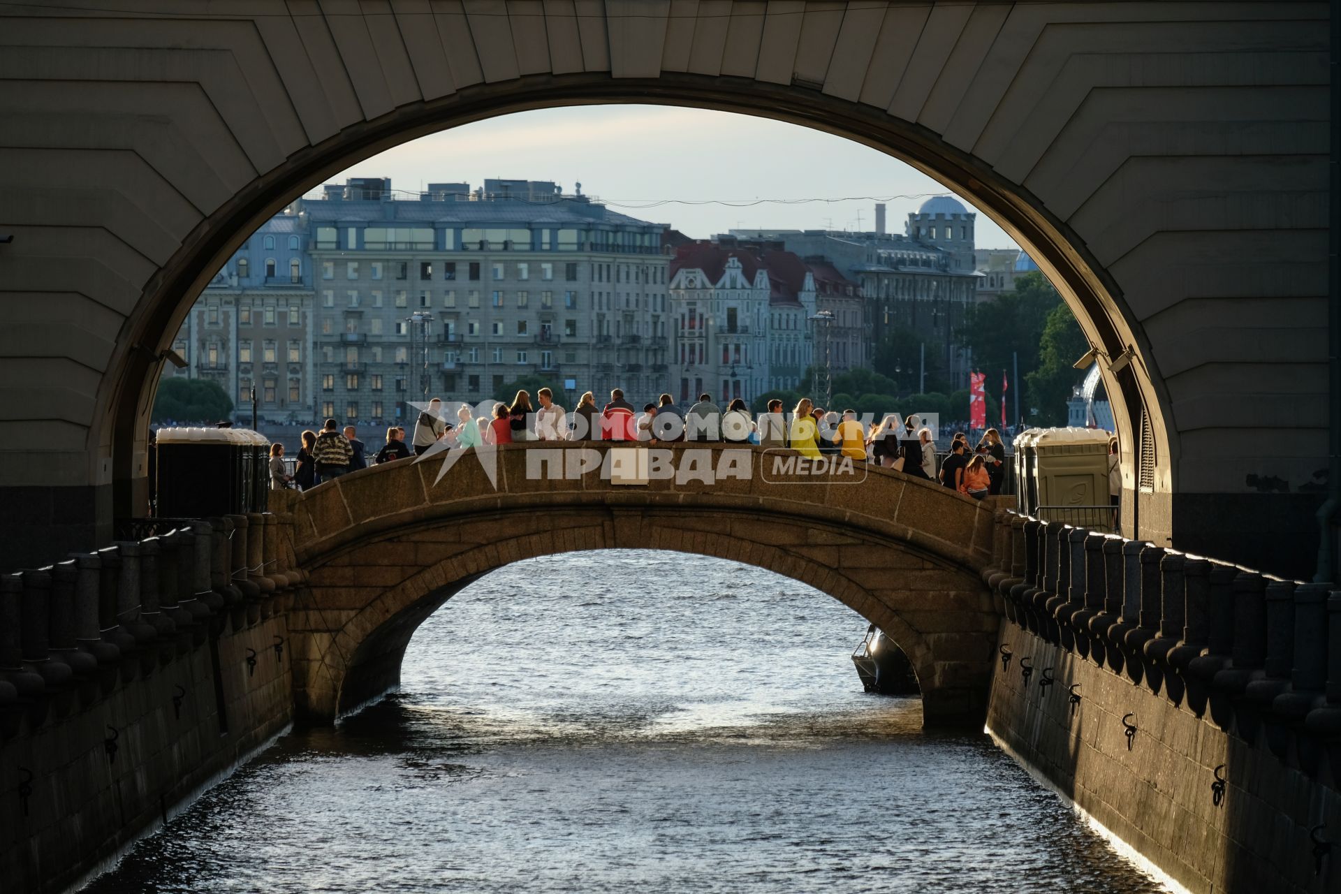 Санкт-Петербург. Вид на Зимнюю канавку и Эрмитажный мост.