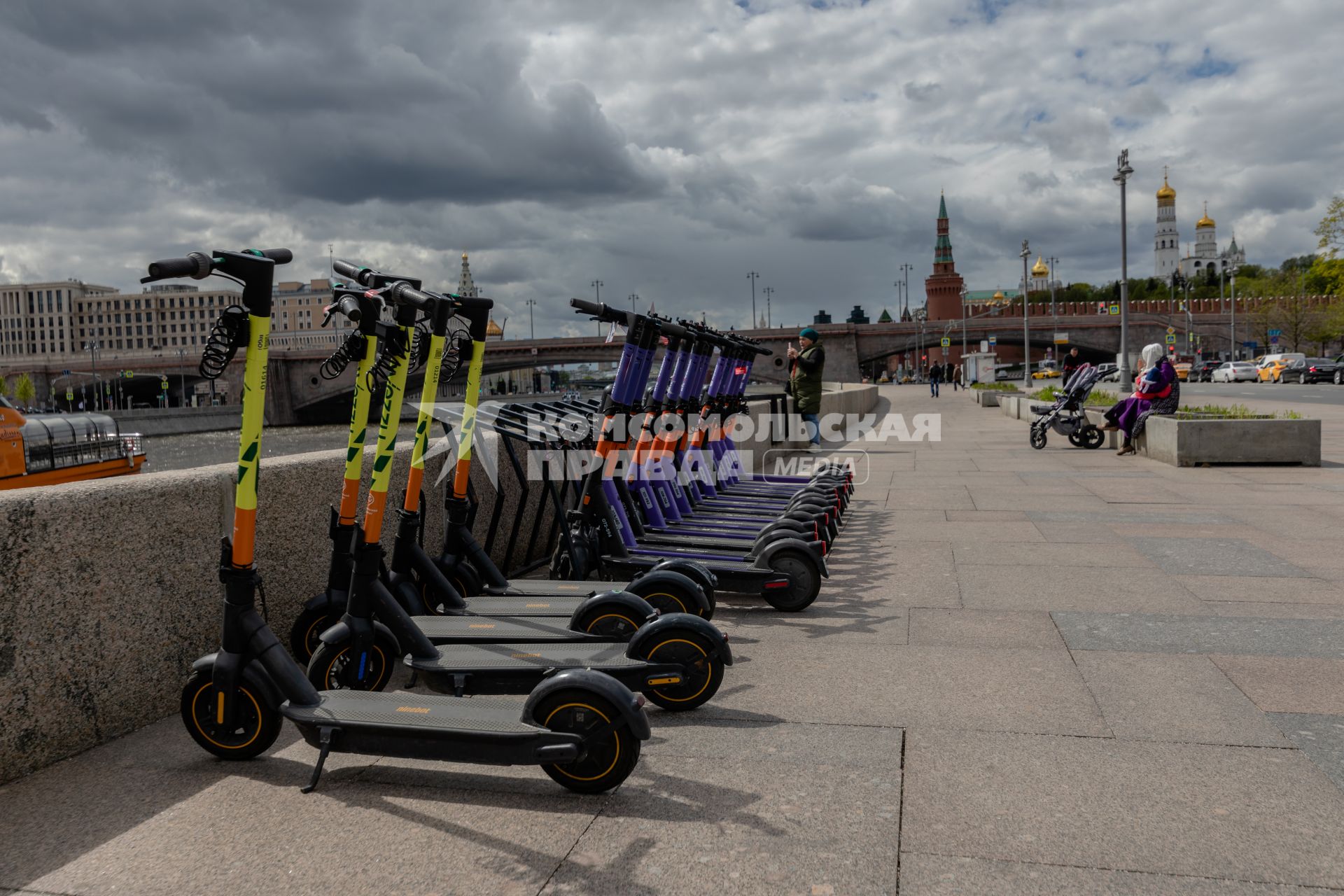 Москва. Прокатные электросамокаты на Москворецкой набережной.