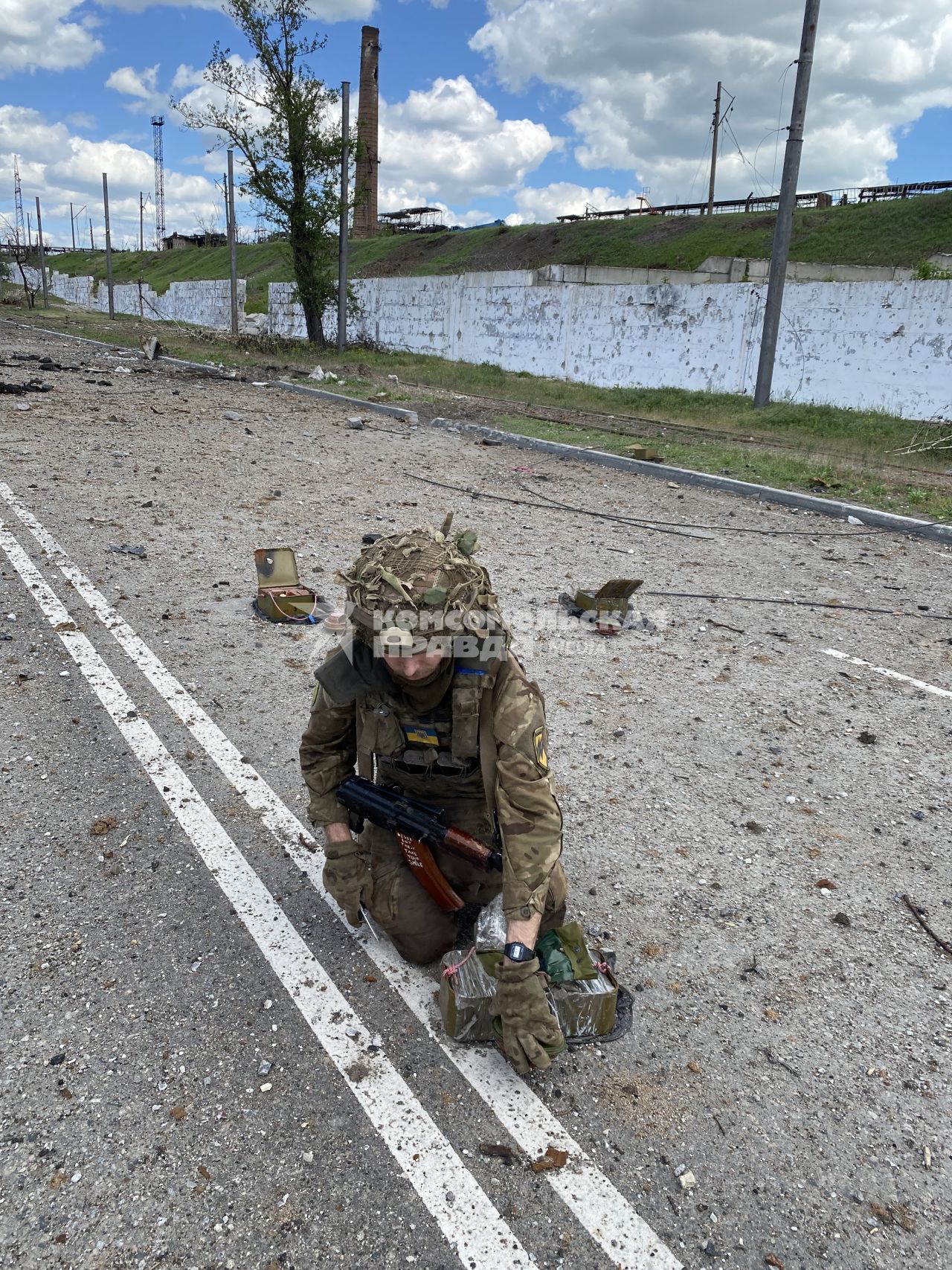 Донецкая область. г.Мариуполь. Один из сдавшихся в плен украинских военнослужащих и боевиков батальона `Азов`*, вышедших из подвалов завода `Азовсталь`, расчищает дорогу от противотанковых мин. 

* - (организация запрещена в РФ)