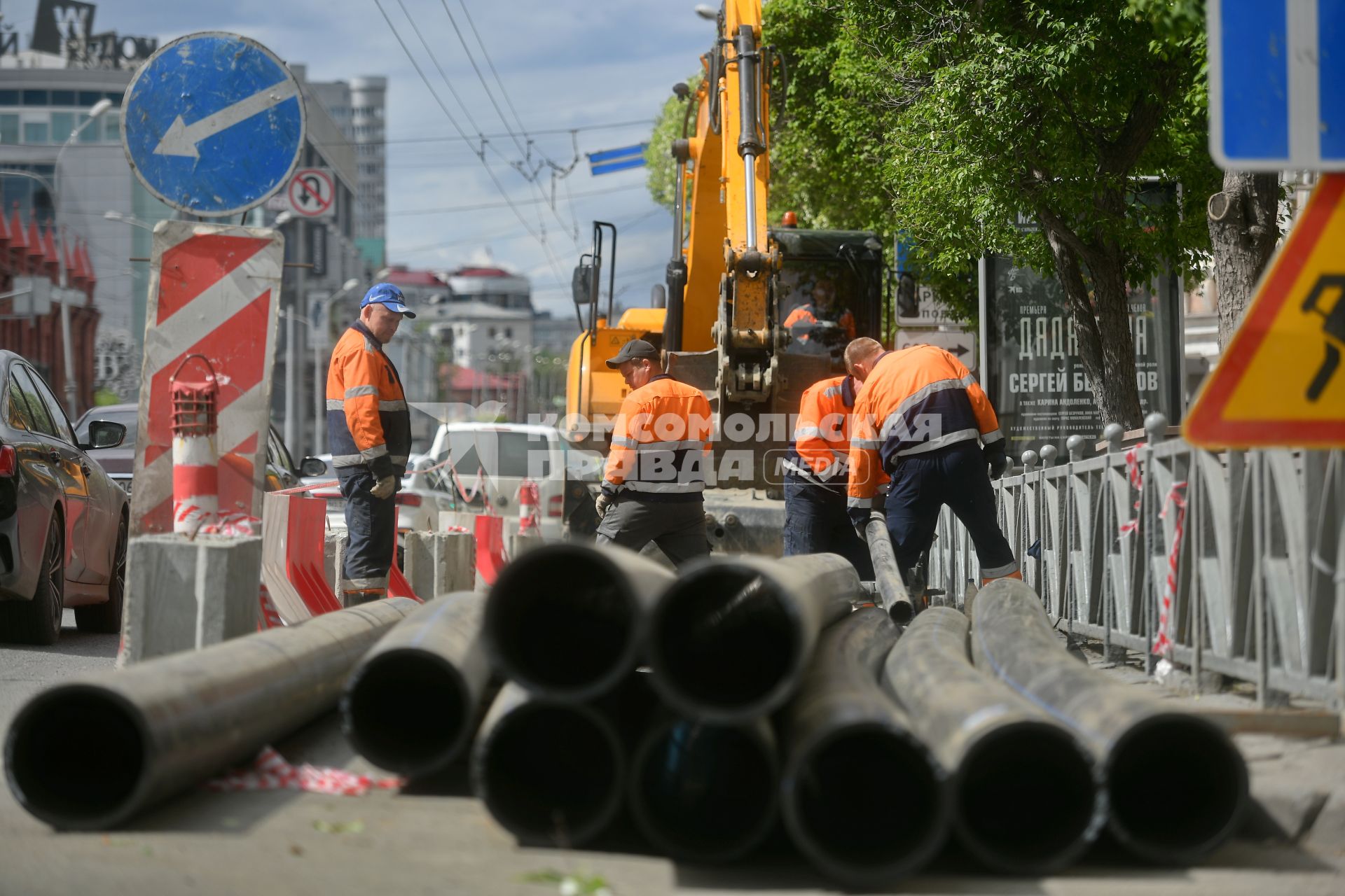 Екатеринбург. Рабочие меняют трубы на одной из улиц города