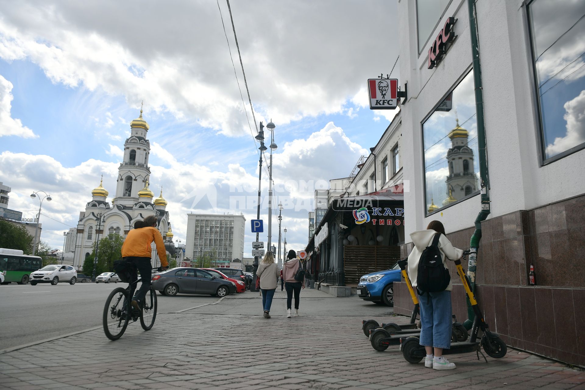 Екатеринбург. Ресторан быстрого питания KFC и церковь на одной из улиц города