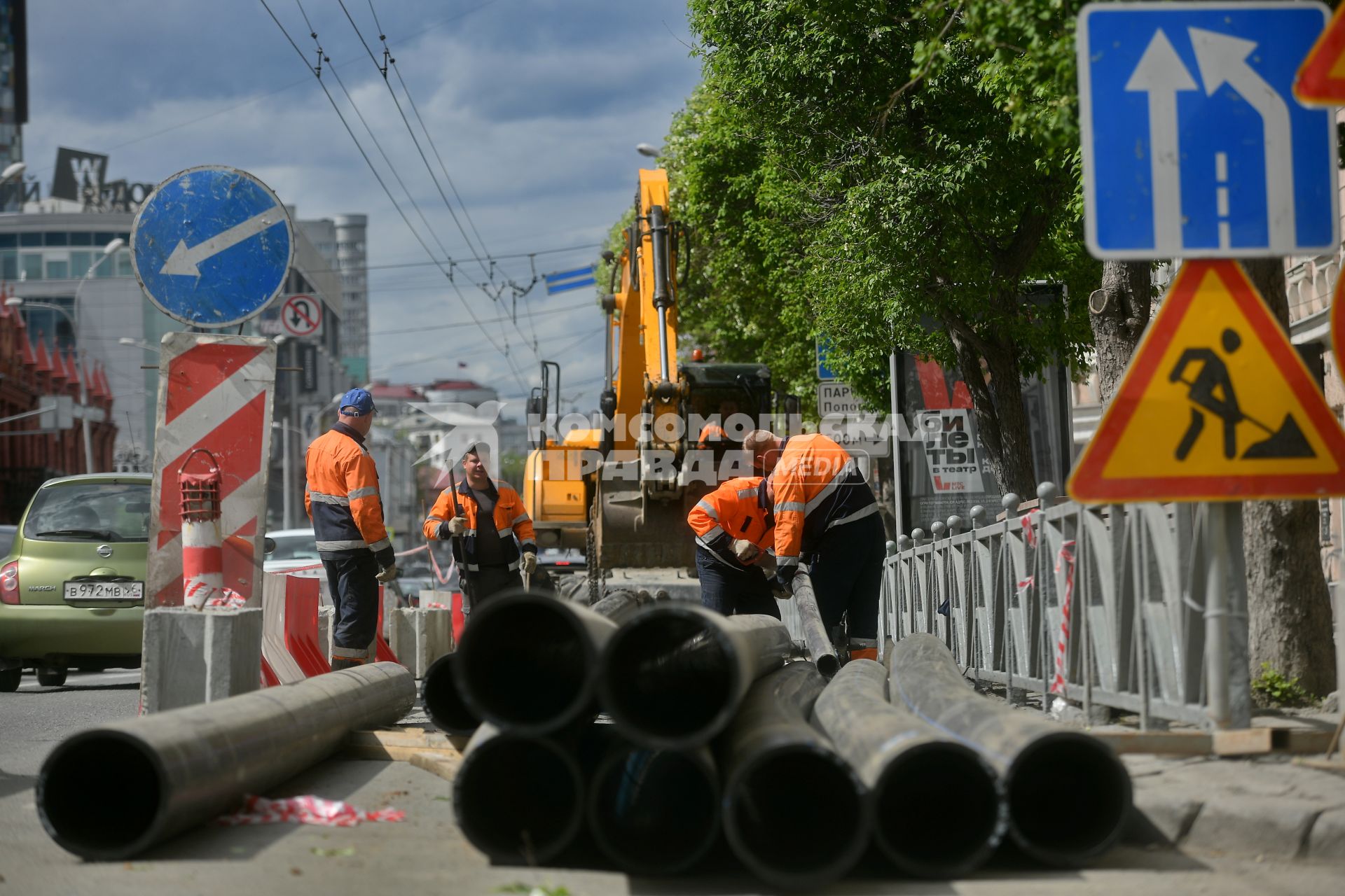 Екатеринбург. Рабочие меняют трубы на одной из улиц города