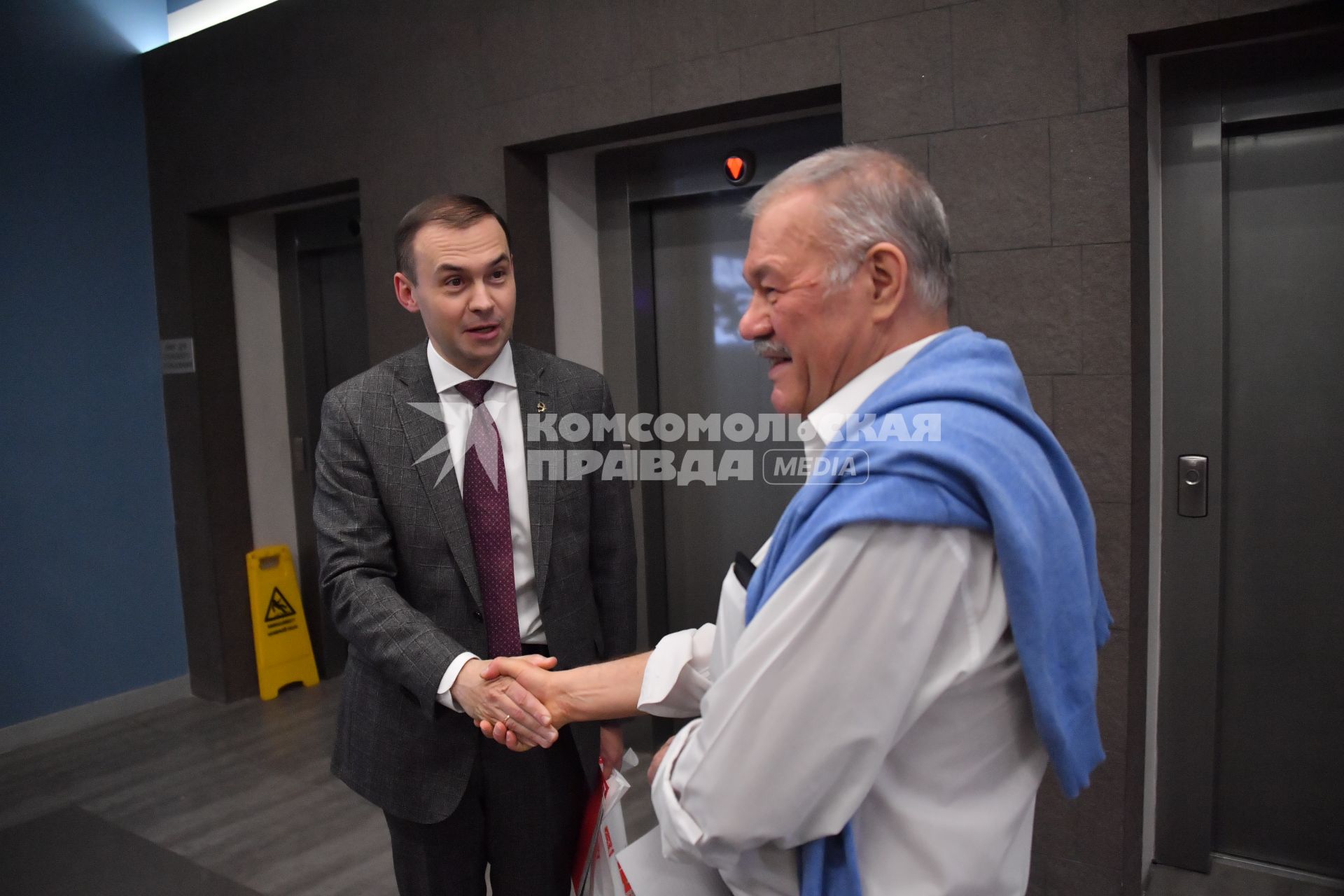 Москва. Корреспондент ` Комсомольской правды` Александр Гамов (справа) и первый заместитель Председателя ЦК КПРФ Геннадия Зюганова, депутат Государственной думы Юрий Афонин в редакции  `Комсомольская правда`.