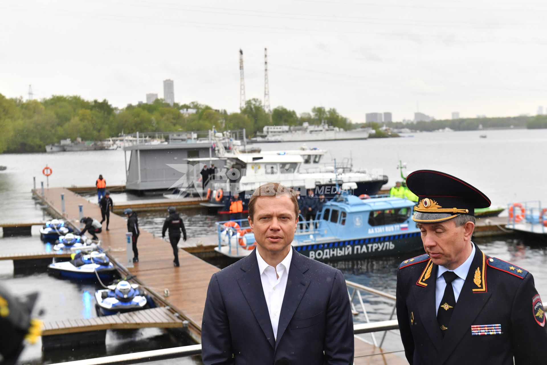 Москва.  Заместитель мэра Москвы в правительстве Москвы, руководитель Департамента транспорта и развития дорожно-транспортной инфраструктуры города Москвы Максим Ликсутов (слева) и начальник главного управления на транспорте МВД России, генерал-лейтенант полиции Олег Калинкин во время мероприятия , посвящённом передаче гидроциклов УТ МВД России по Центральному федеральному округу для поимки нарушителей на воде.