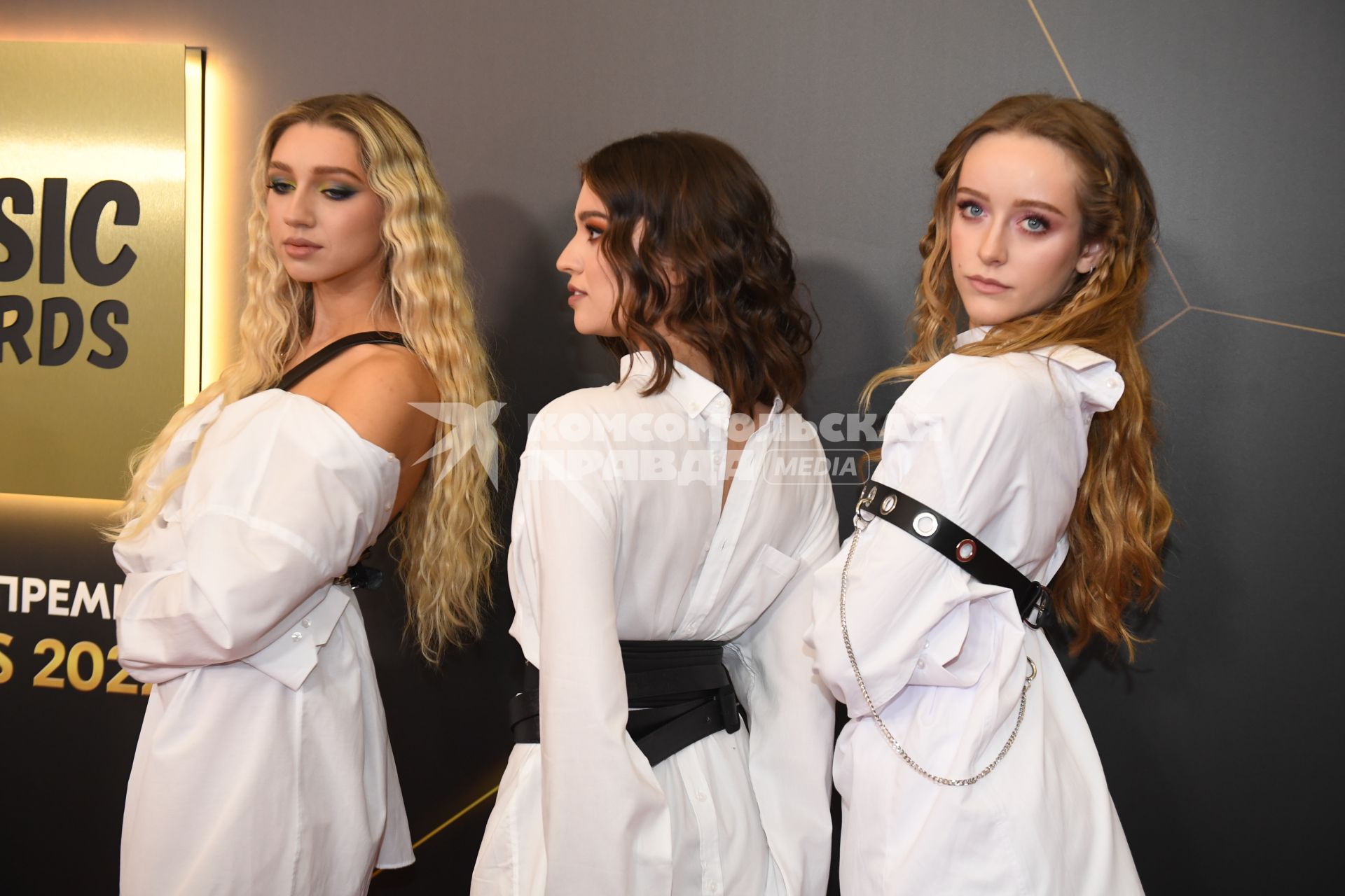 Москва. Участницы группы Cosmos Girls (слева направо) Саша Гинер, Анна Музафарова и Ева Лепс на церемонии вручения музыкальной премии`Жара Music Awards` в концертном зале `Крокус Сити Холл`.