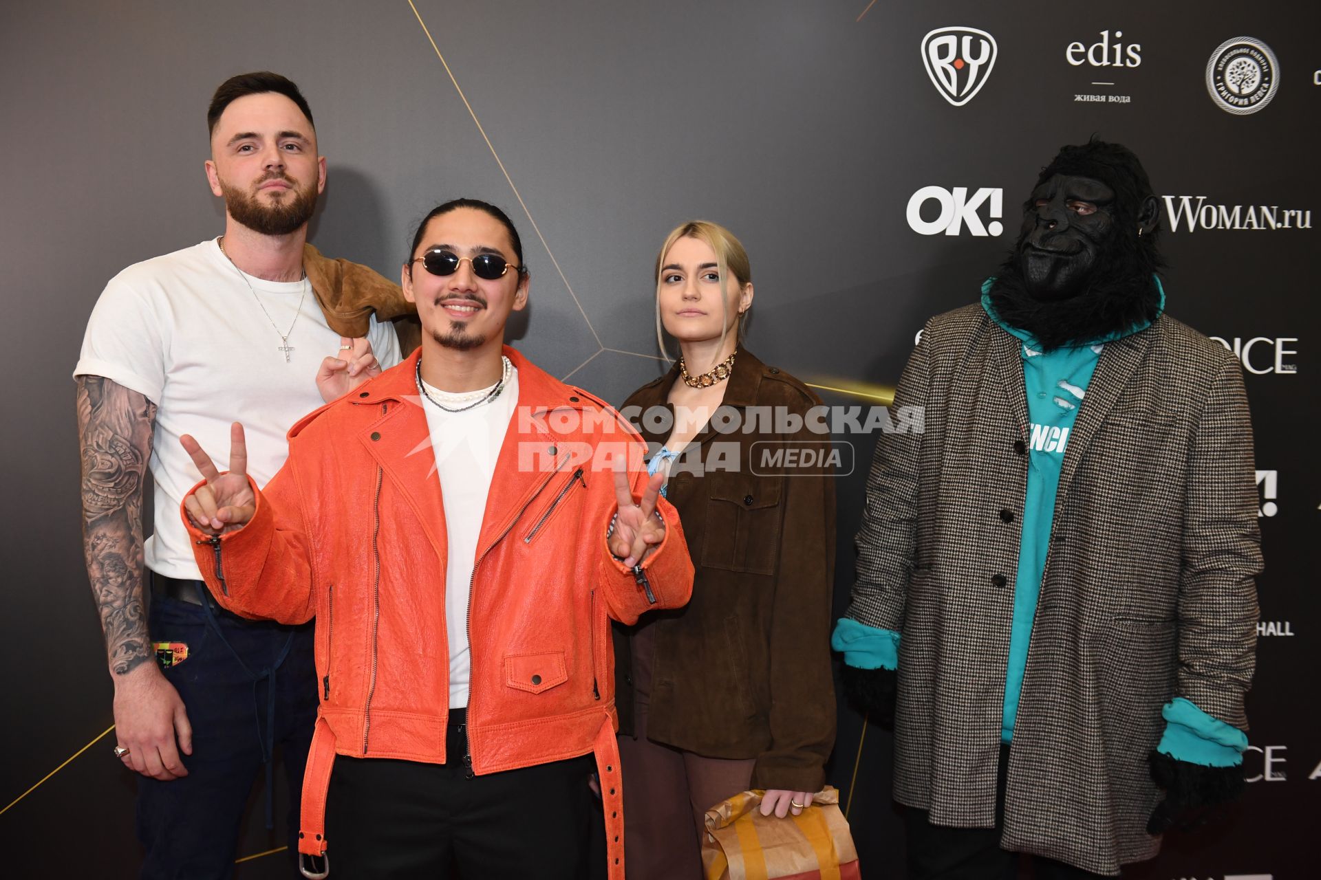 Москва. Участники лейблa RAAVA Music на церемонии вручения музыкальной премии`Жара Music Awards` в концертном зале `Крокус Сити Холл`.