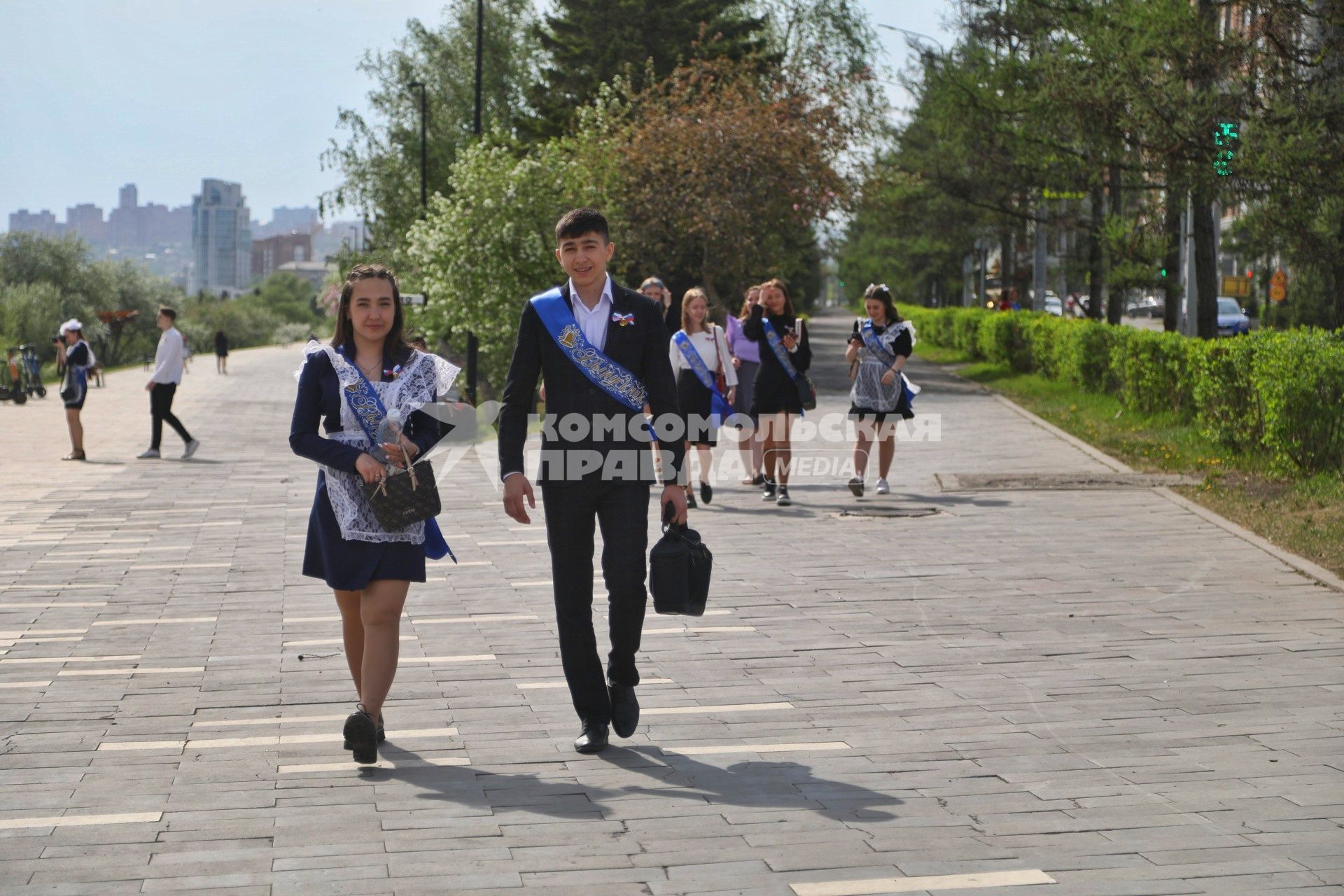 Красноярск. Выпускники средней школы гуляют после празднования последнего звонка.