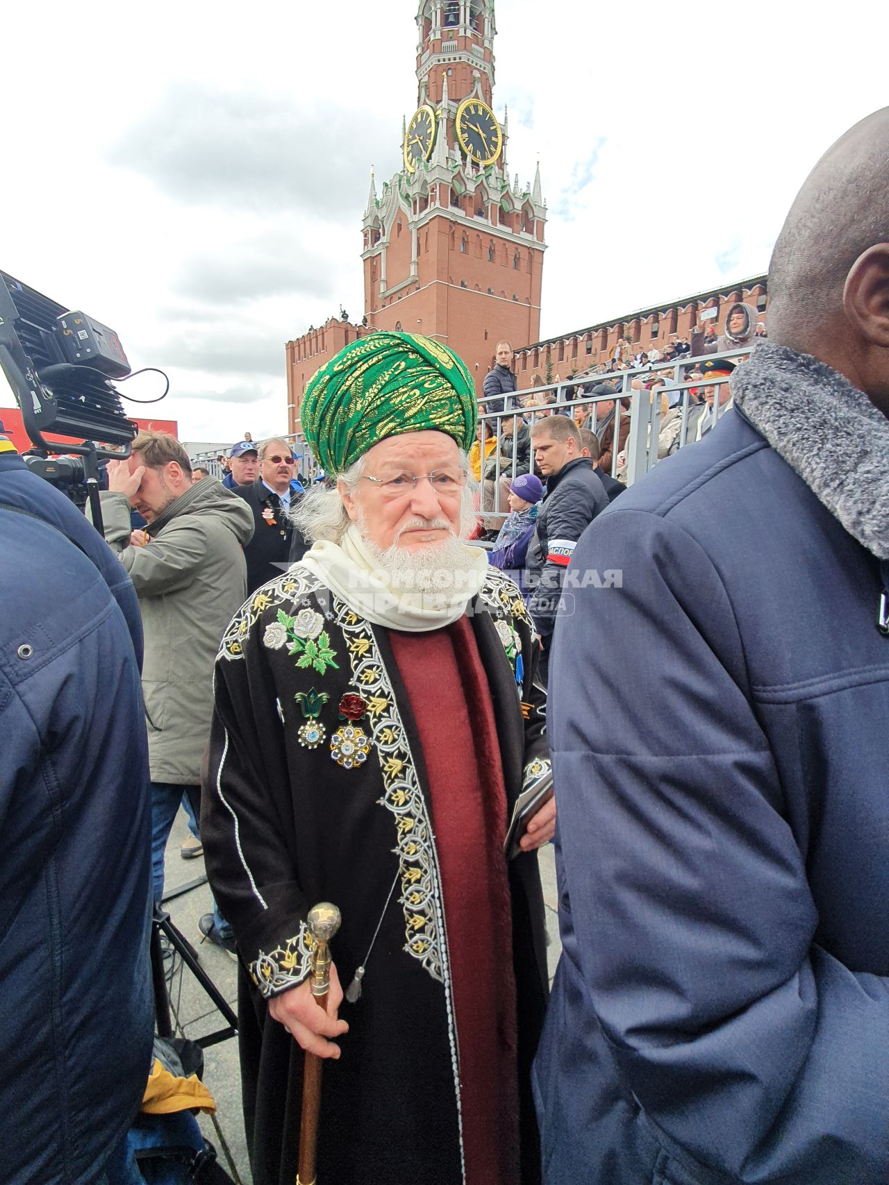 Москва. Верховный муфтий России, председатель Центрального духовного управления мусульман России Талгат Таджуддин на Красной площади перед началом военного парада в честь 77-й годовщины Победы в Великой Отечественной войне.