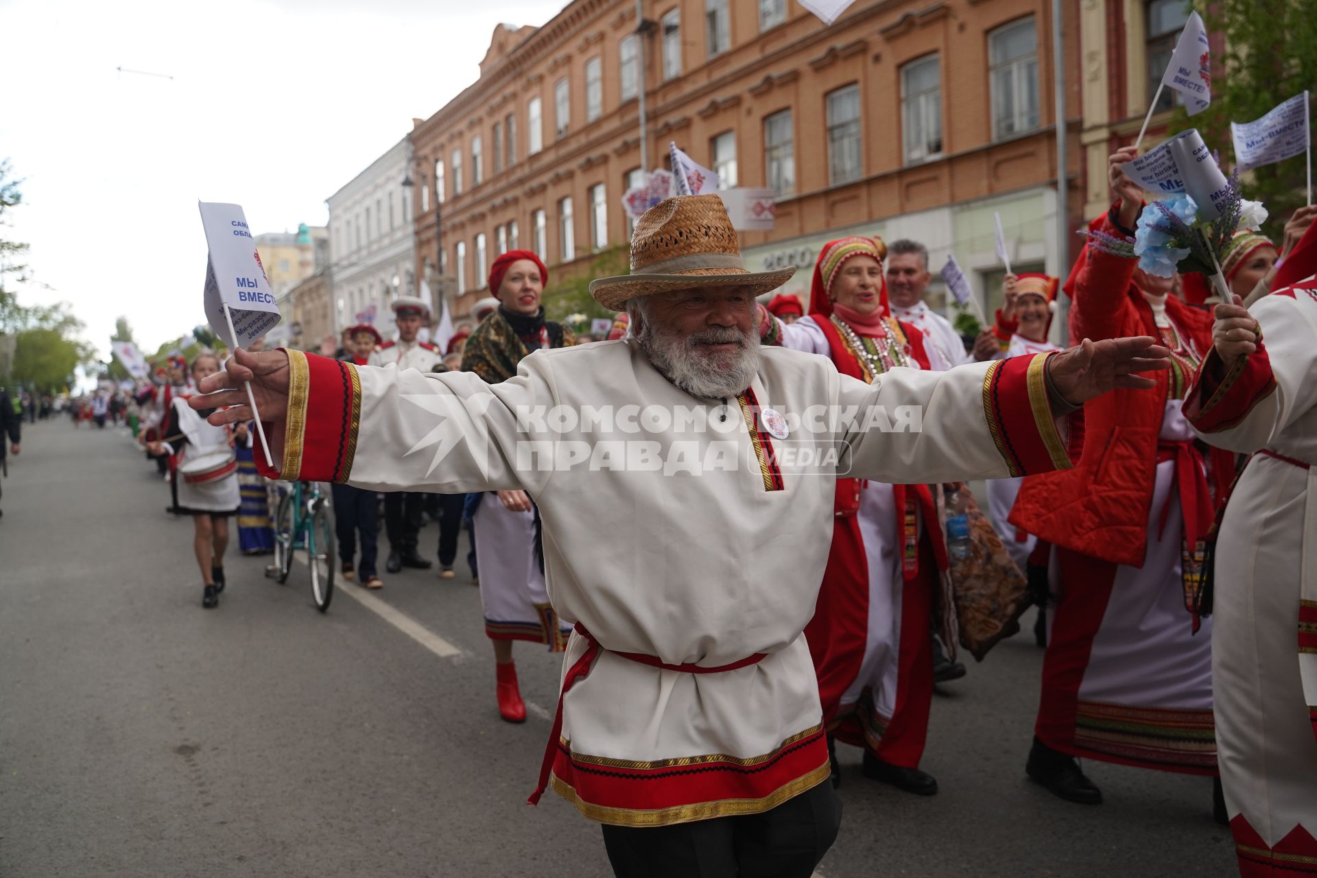 Самара. Участники карнавального шествия `Мы вместе`.