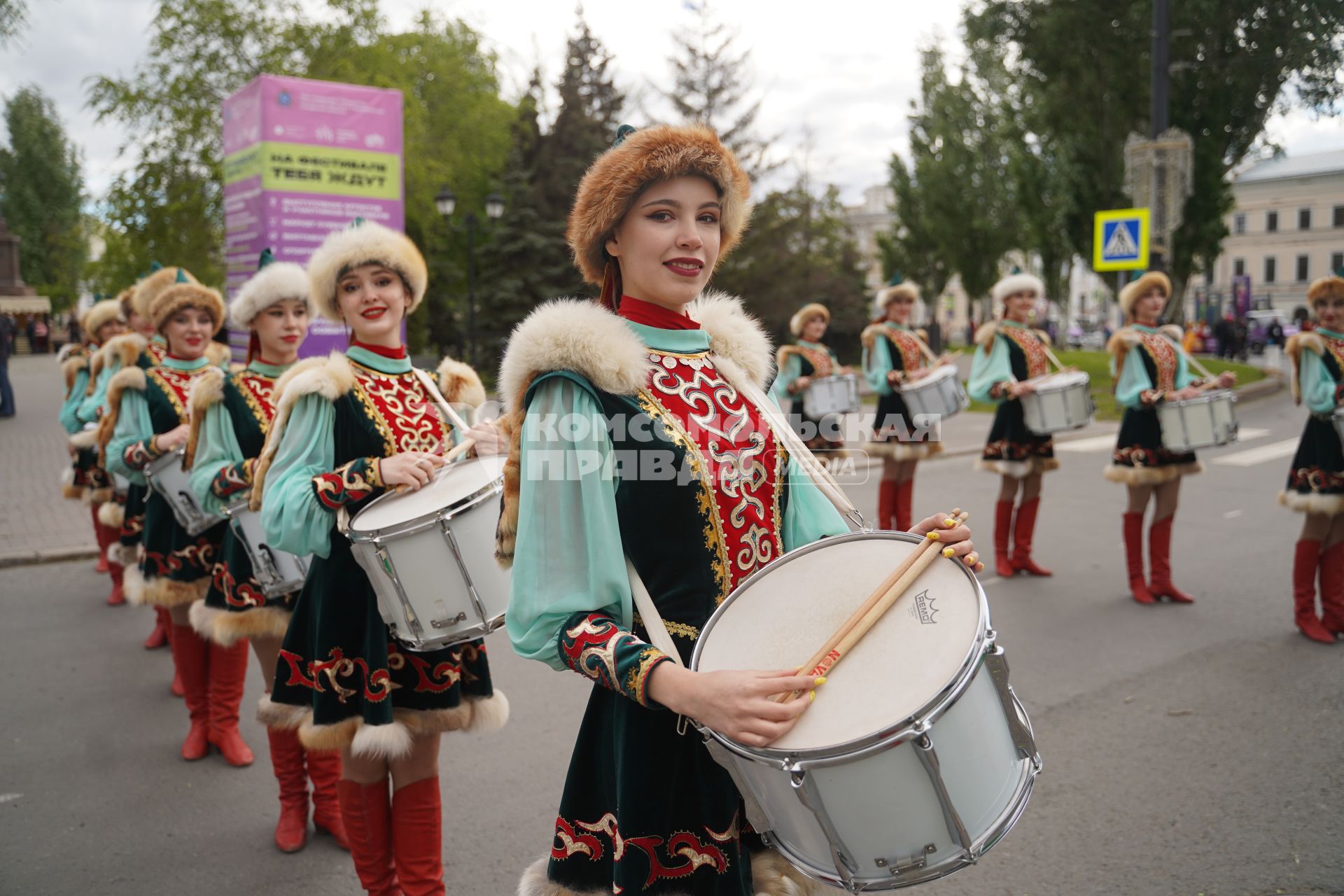 Самара. Участники карнавального шествия `Мы вместе`.