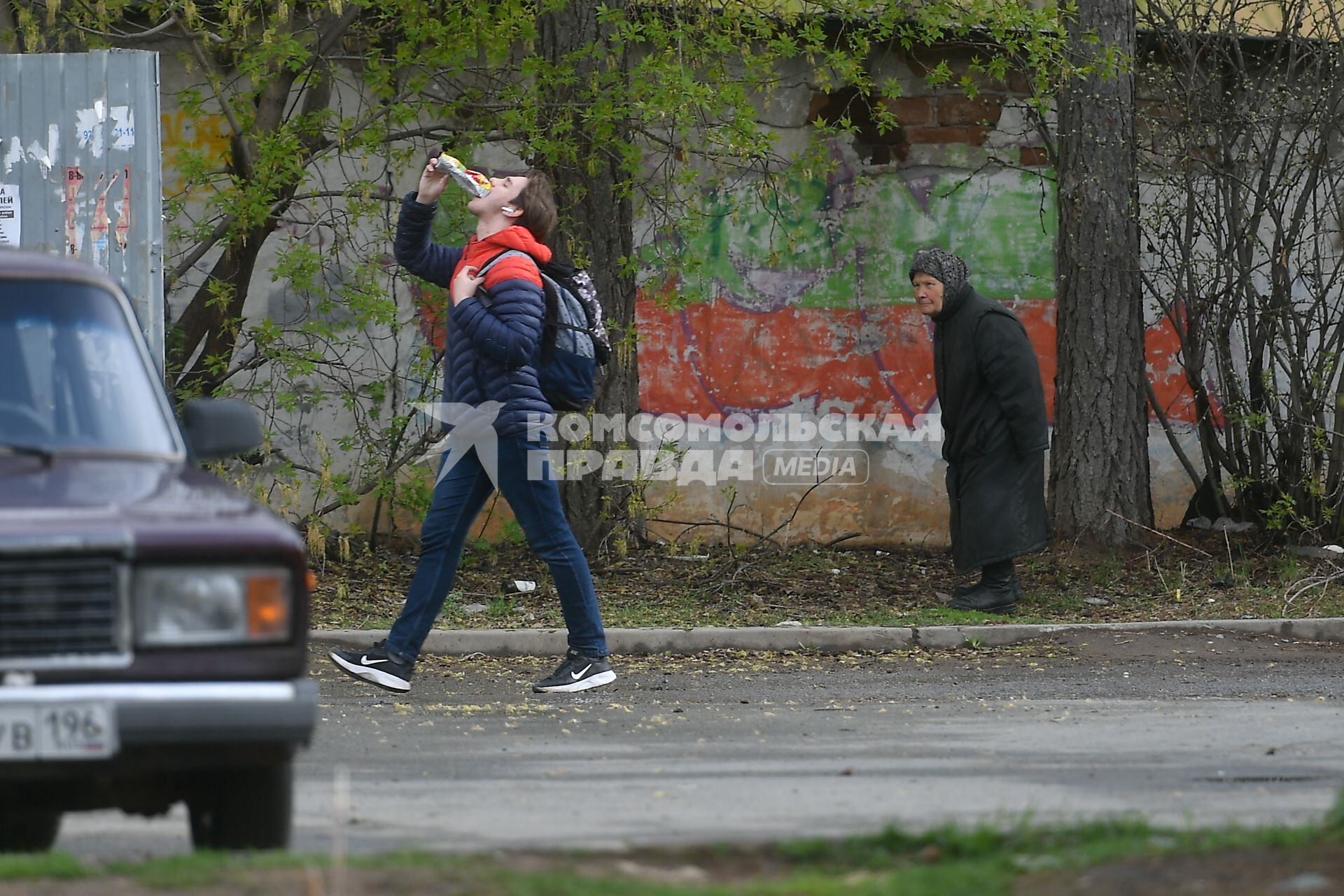 Екатеринбург. Бабушка наблюдает за парнем