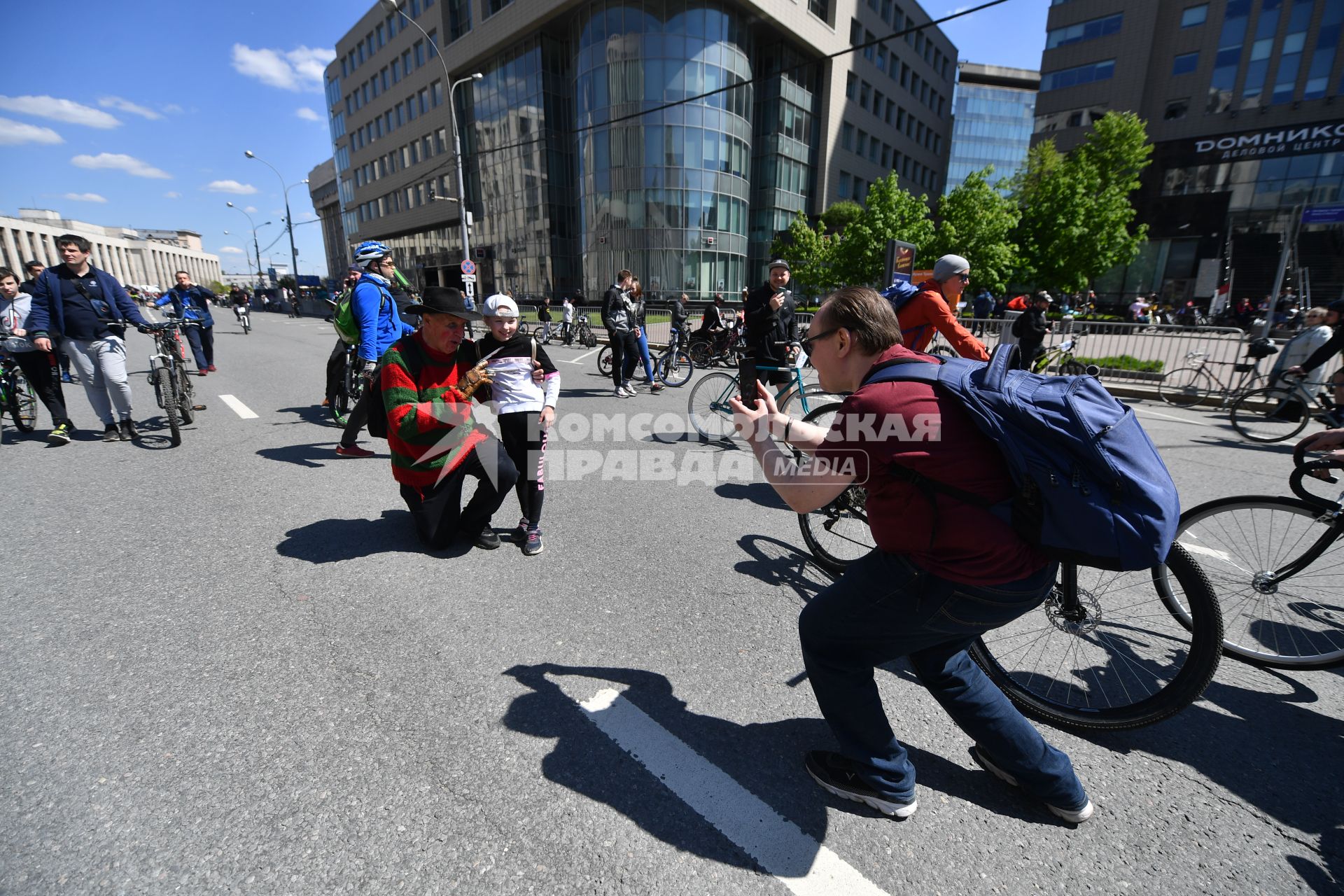 Москва.  Участники Московского весеннего велофестиваля  на проспекте Сахарова перед началом заезда.