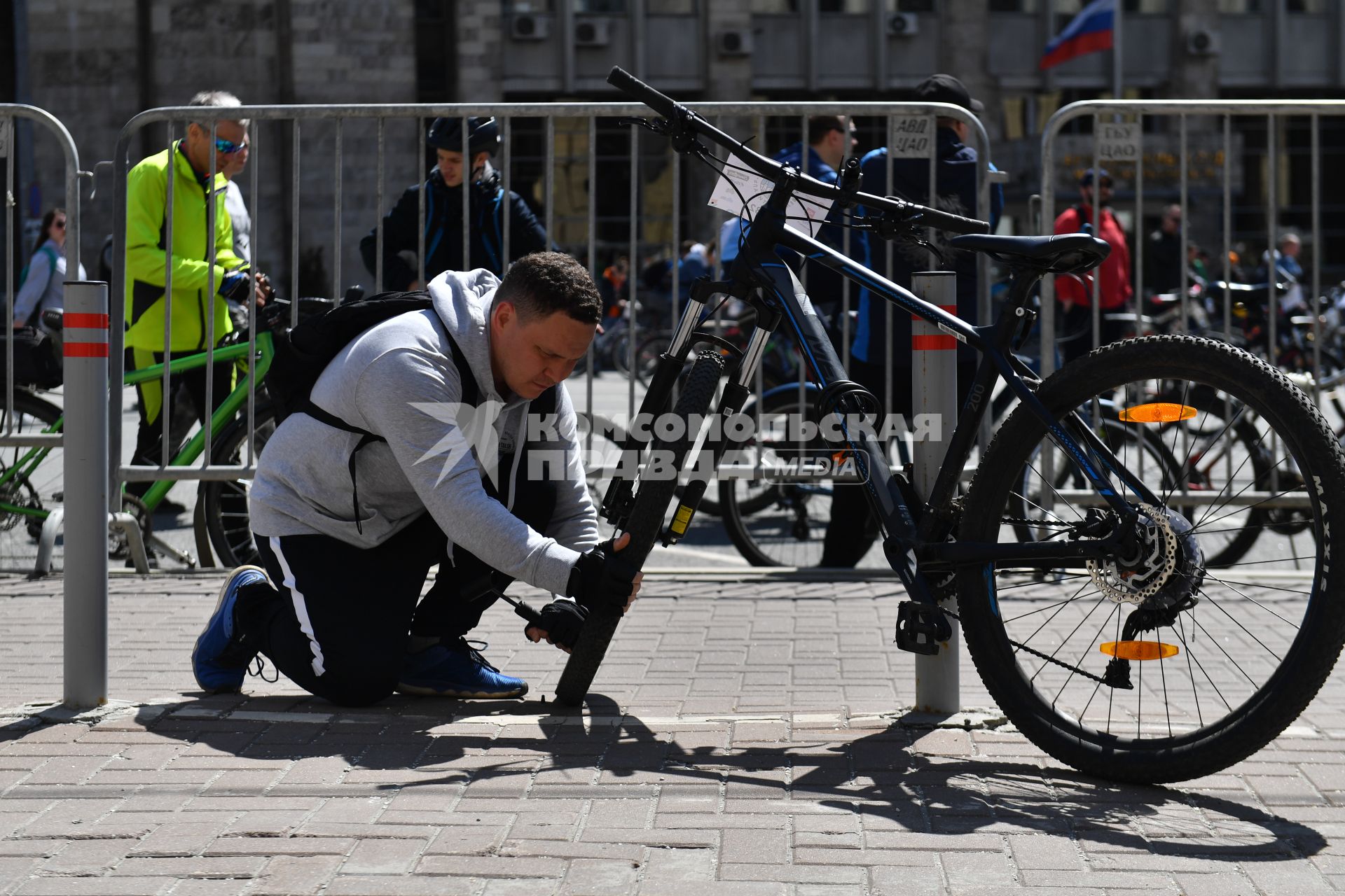 Москва.  Участники Московского весеннего велофестиваля перед началом заезда.