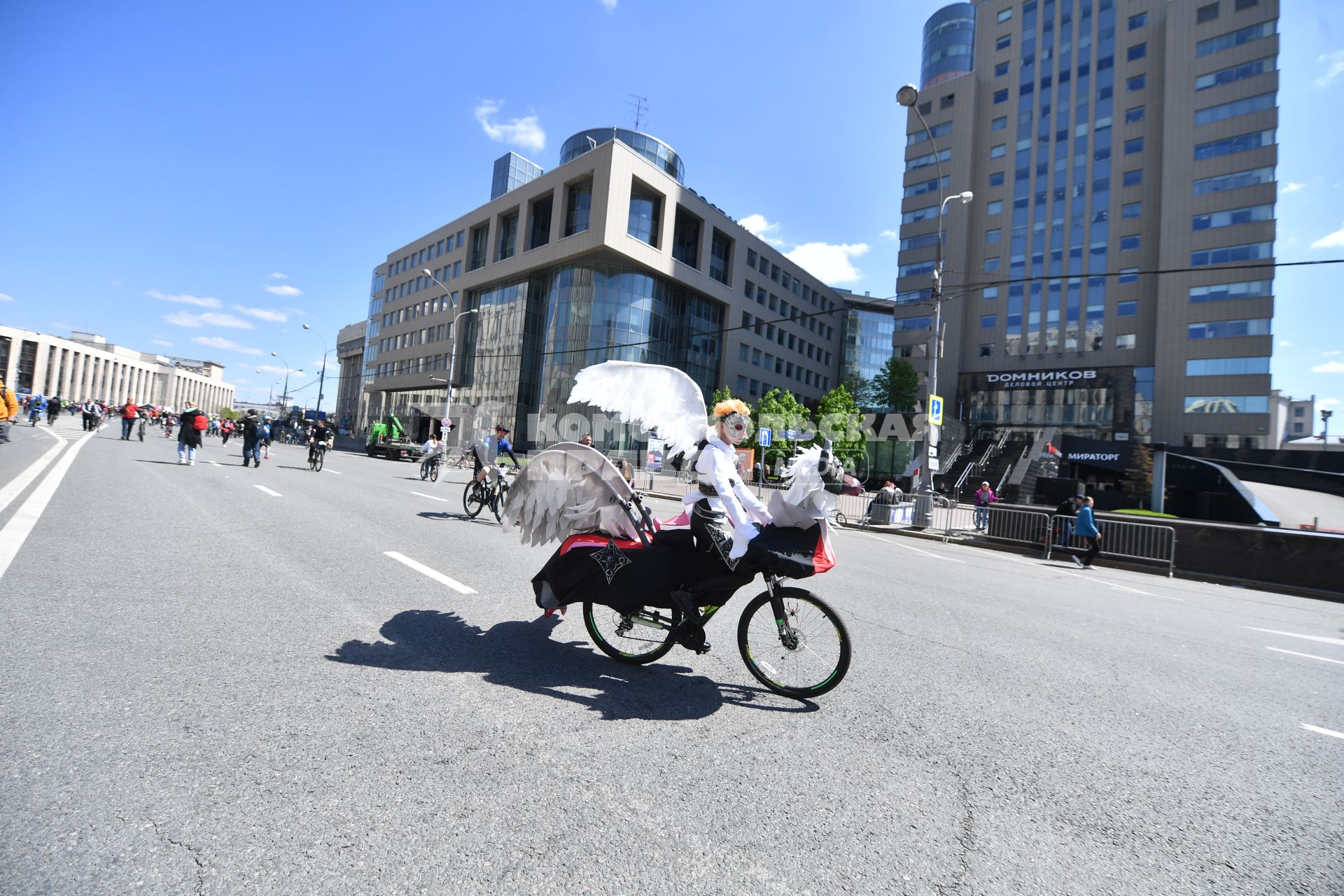 Москва.  Участники Московского весеннего велофестиваля на Садовом кольце.