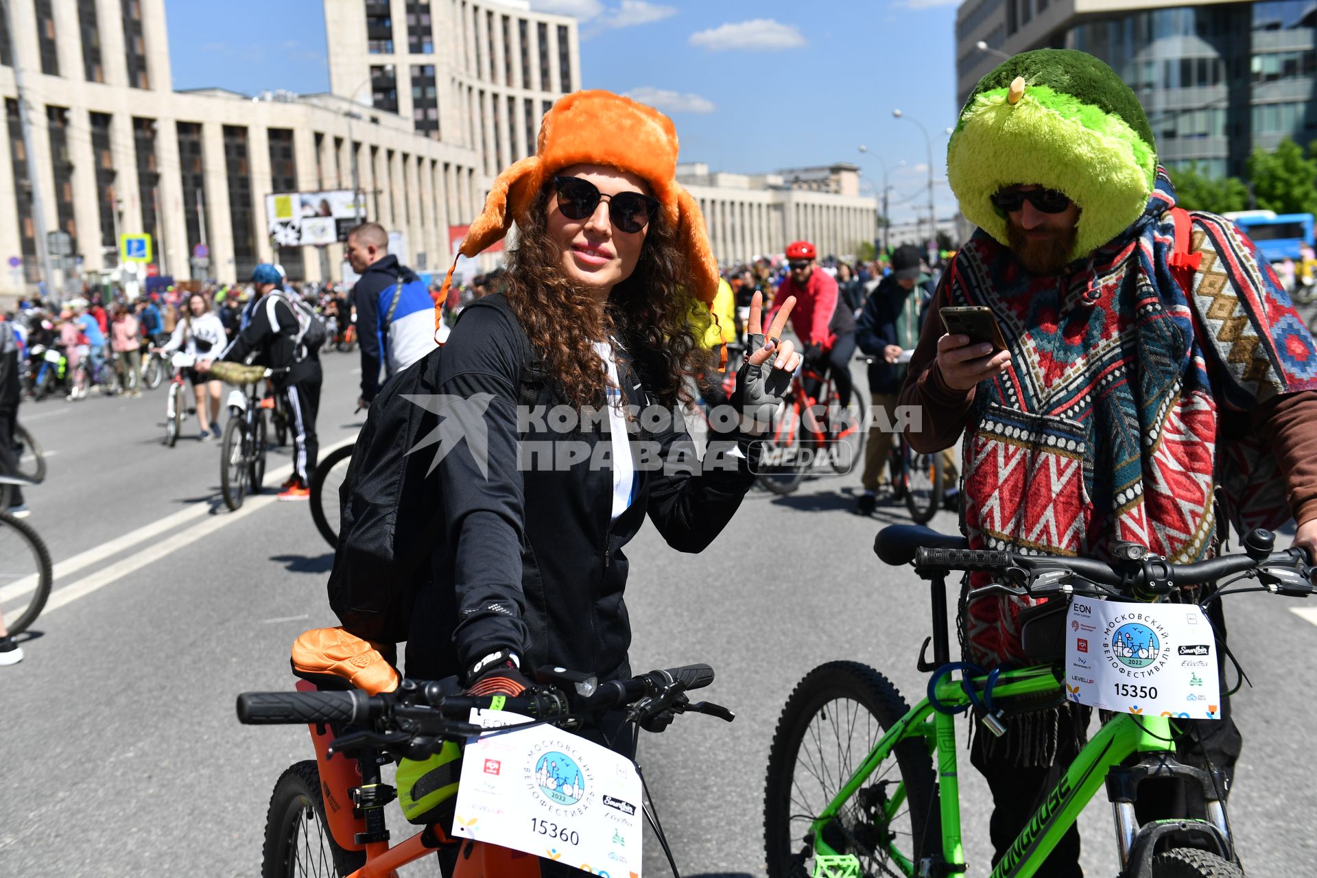 Москва.  Участники Московского весеннего велофестиваля  на проспекте Сахарова.