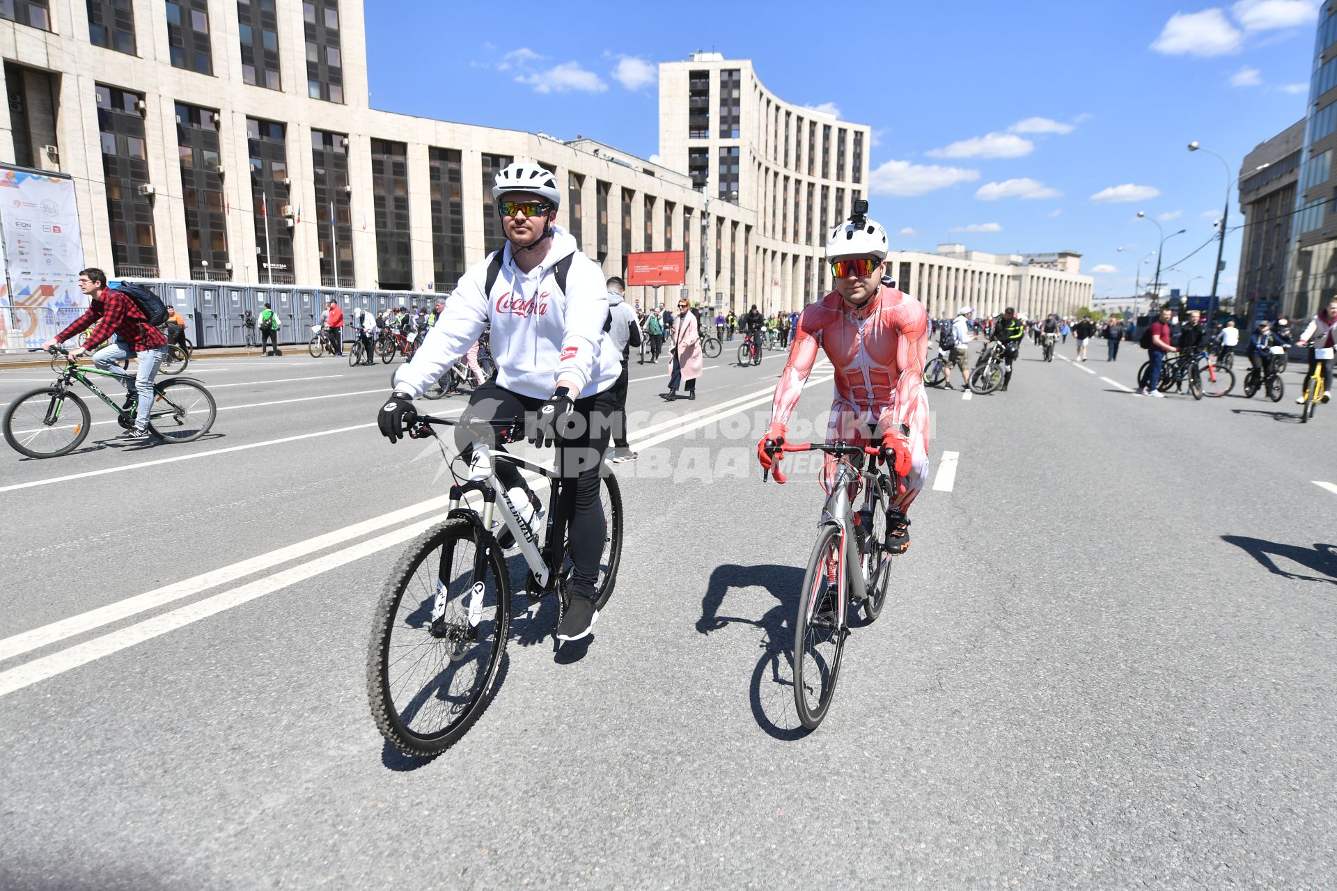 Москва.  Участники Московского весеннего велофестиваля  на проспекте Сахарова перед началом заезда.