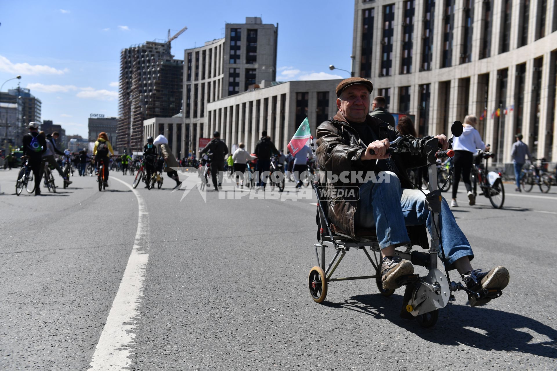 Москва.  Участники Московского весеннего велофестиваля  на проспекте Сахарова перед началом заезда.