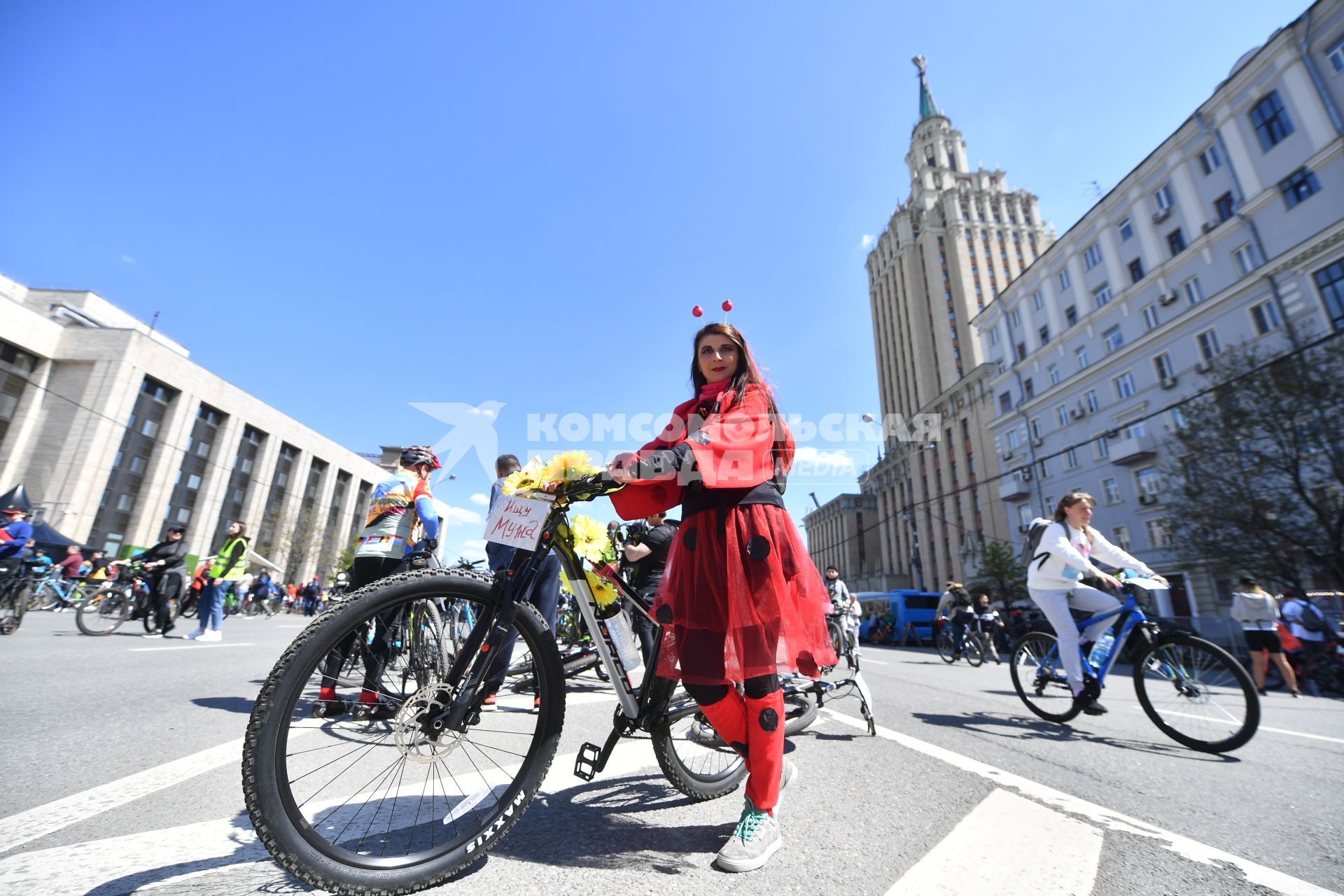 Москва.  Участница Московского весеннего велофестиваля перед началом заезда.