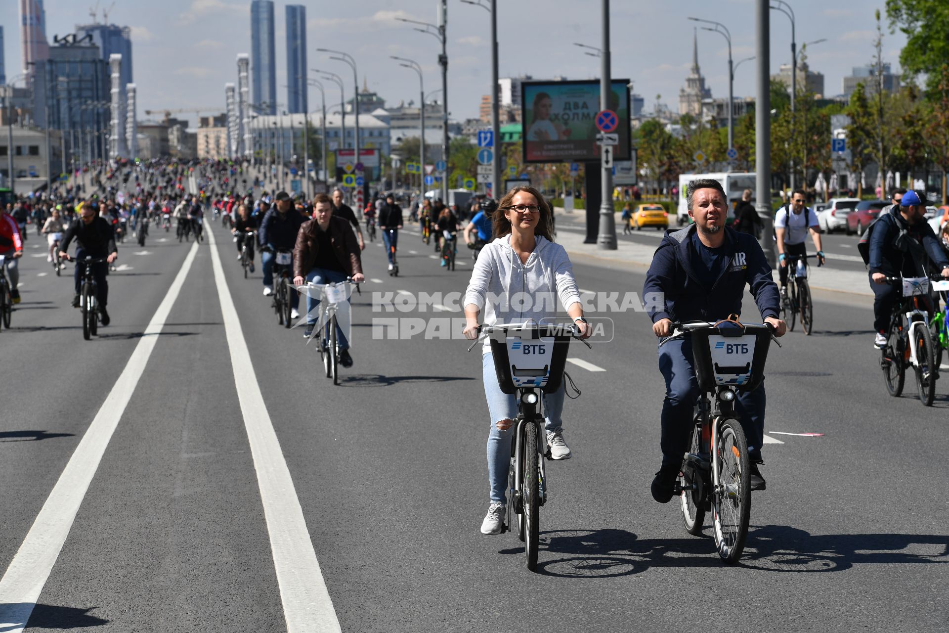 Москва.  Участники Московского весеннего велофестиваля  на Садовом кольце.