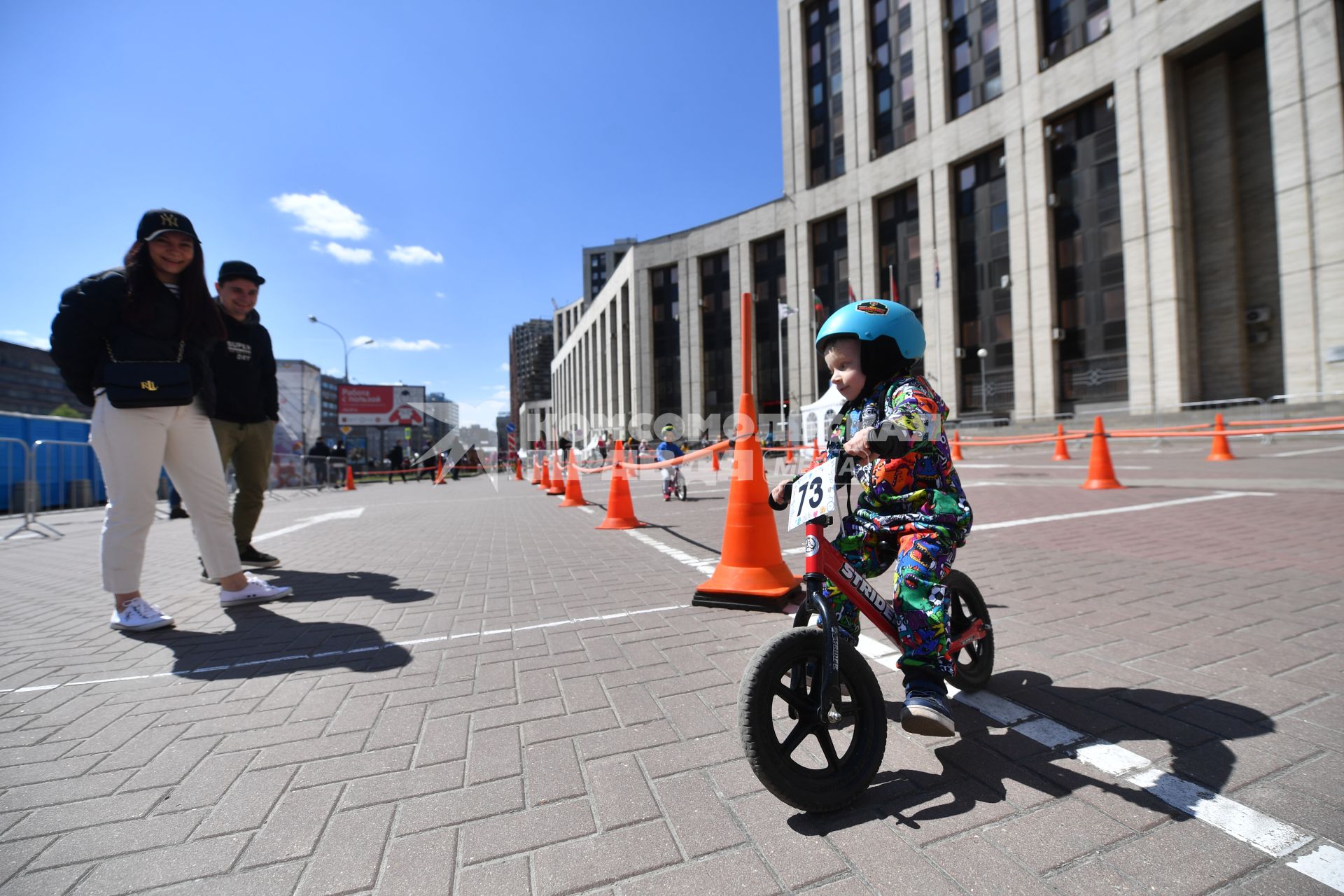 Москва.  Мальчик на велосипеде по время Московского весеннего велофестиваля .