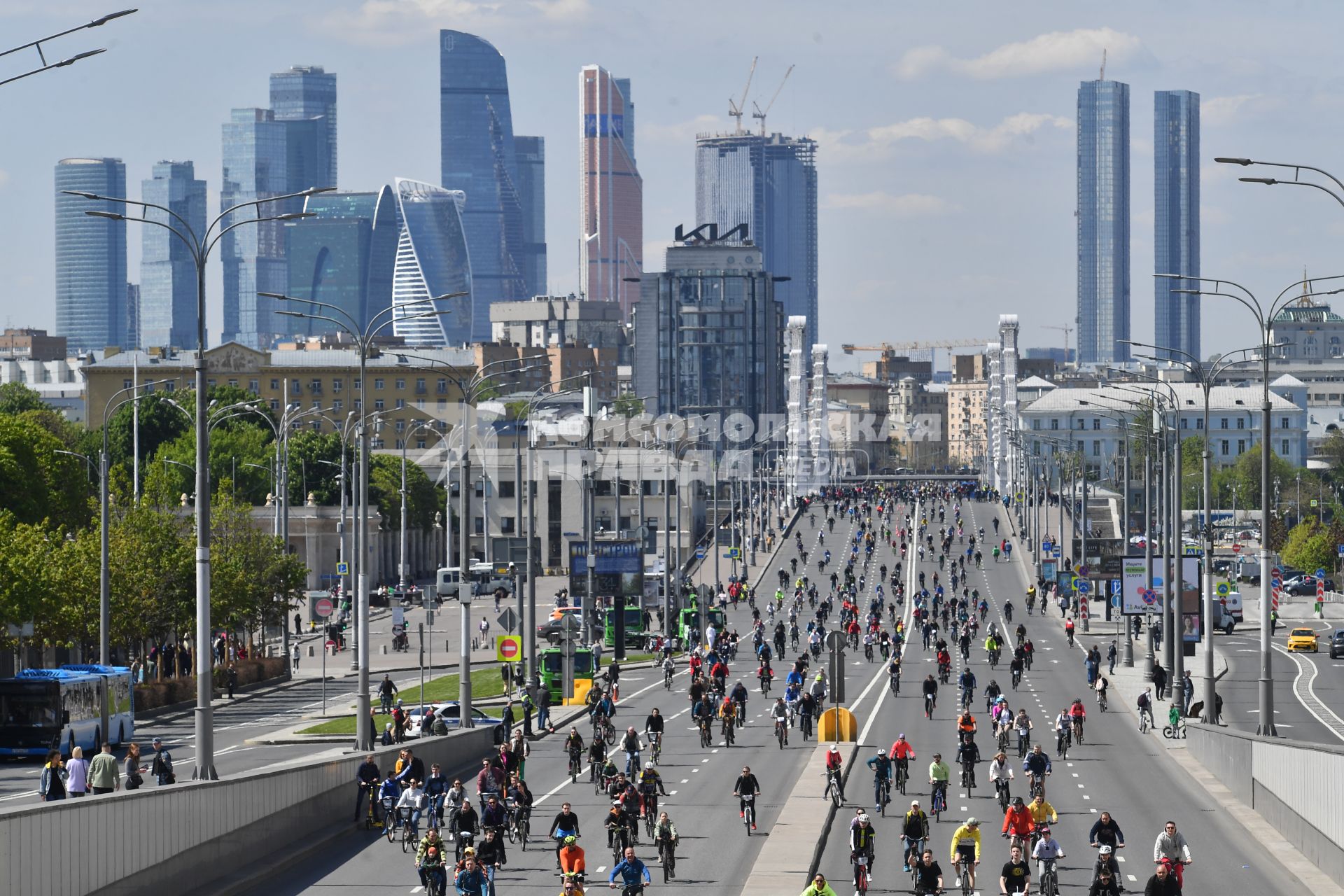 Москва.  Участники Московского весеннего велофестиваля  на Садовом кольце.