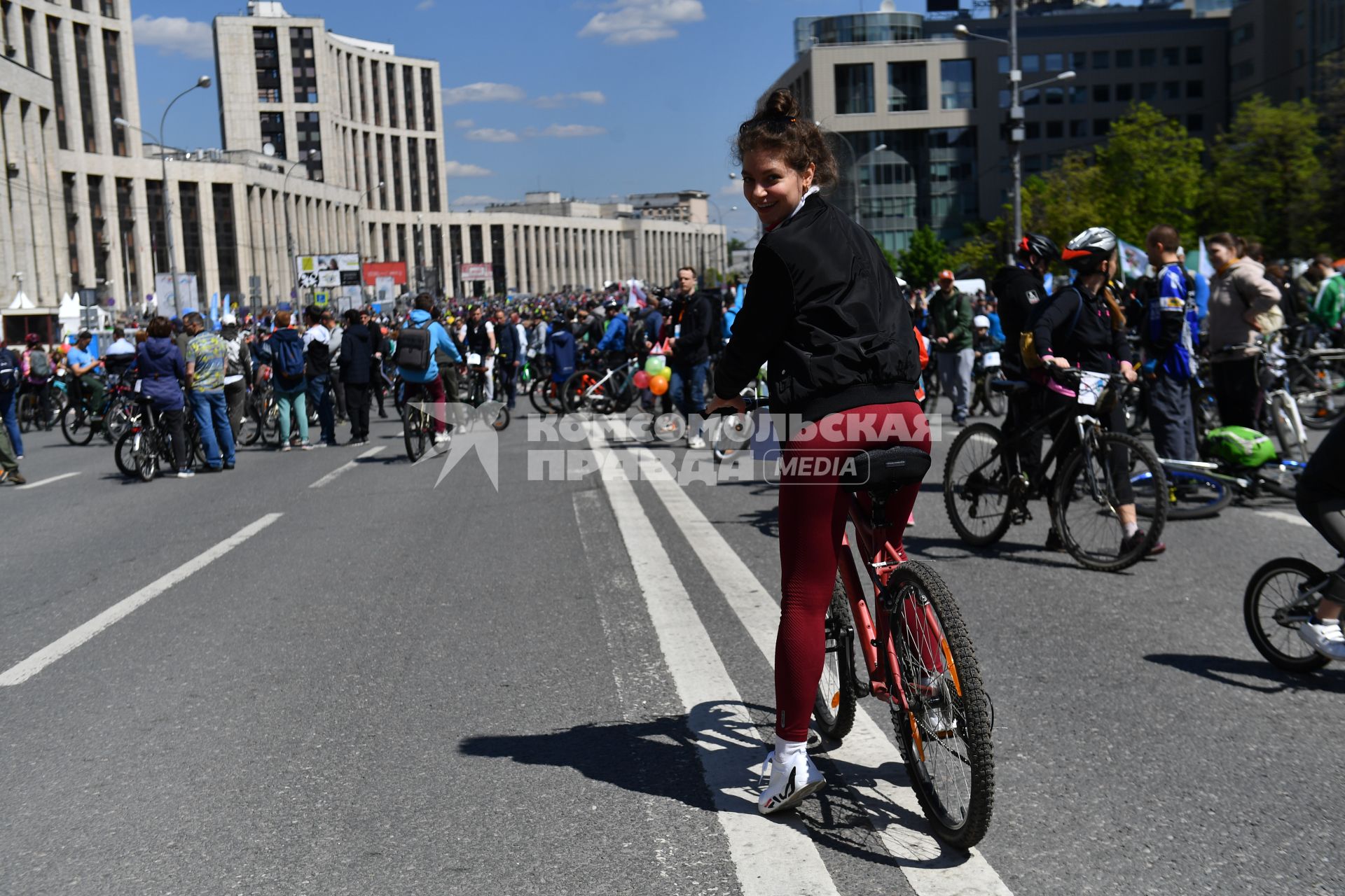 Москва.  Участники Московского весеннего велофестиваля  на проспекте Сахарова.