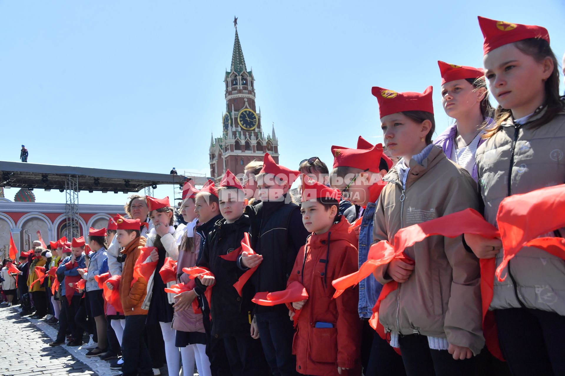 Москва. Школьники во время торжественного приема в пионеры на Красной площади.