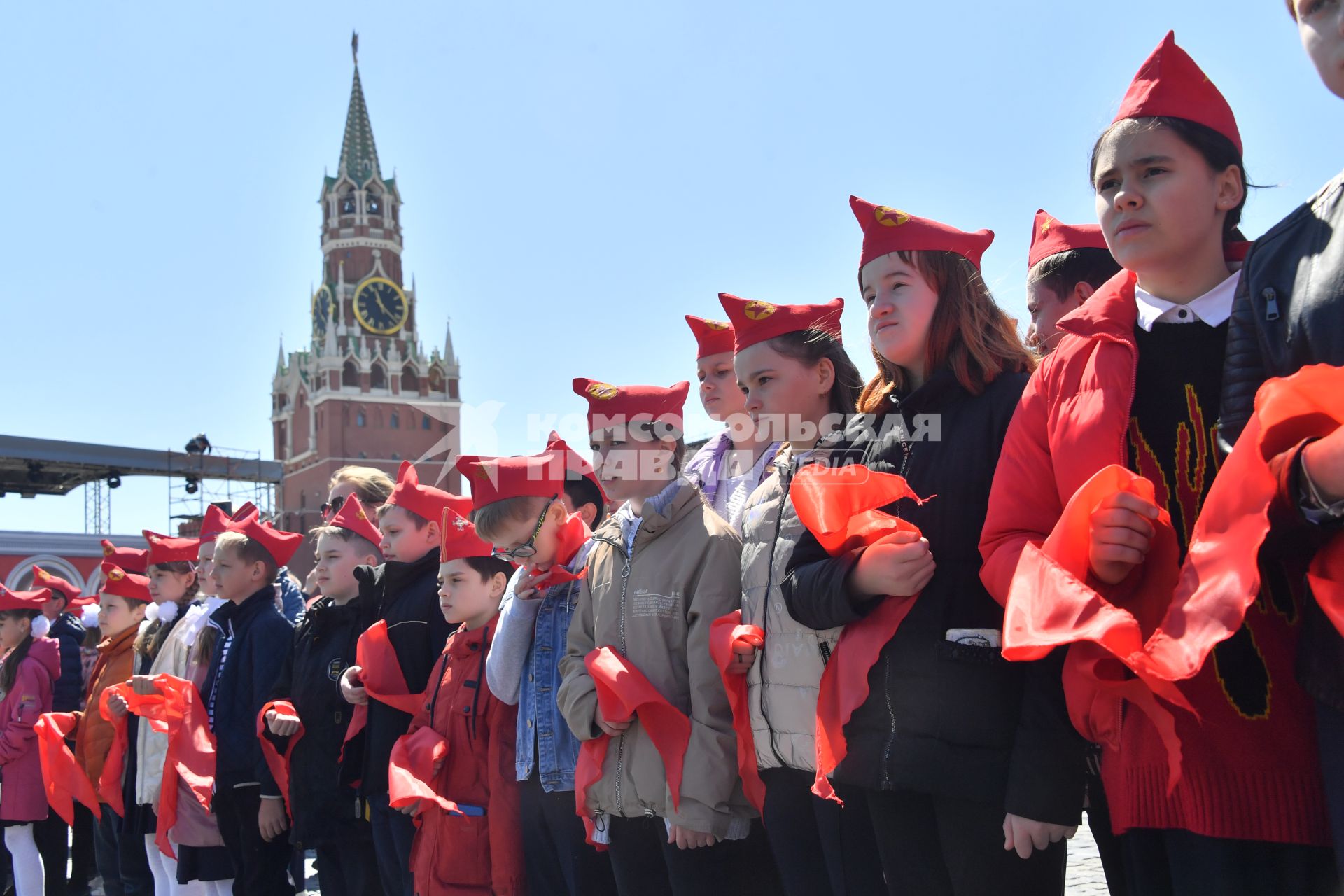 Москва. Школьники во время торжественного приема в пионеры на Красной площади.