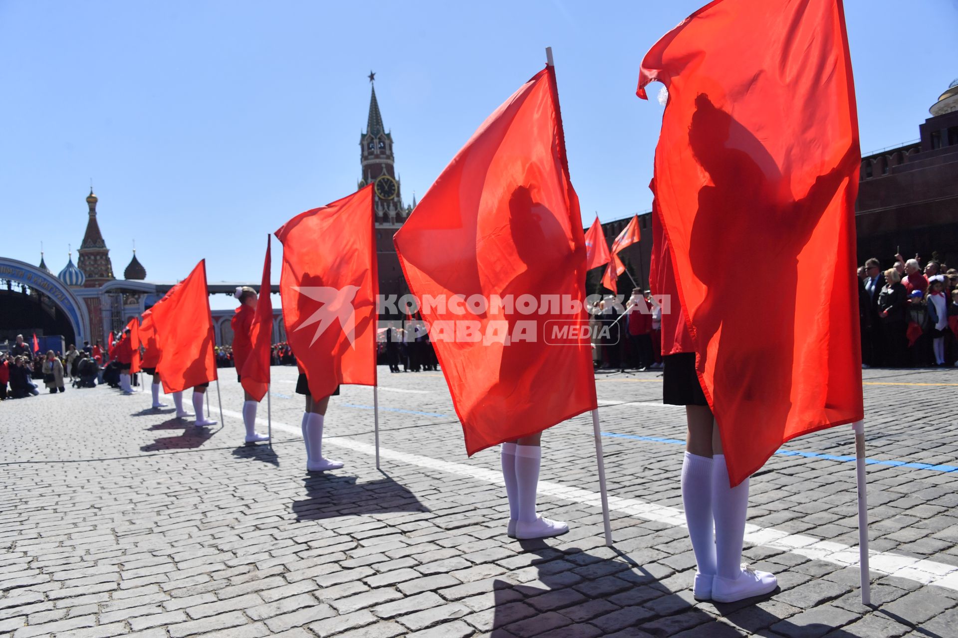 Москва. Школьники во время торжественного приема в пионеры на Красной площади.