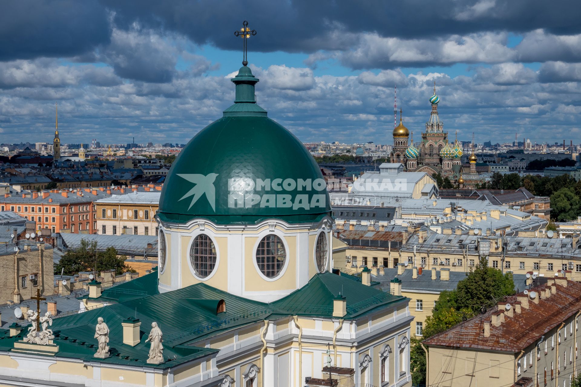 Санкт-Петербург. Вид на Базилику святой Екатерины Александрийской и храм Спаса на Крови (справа).