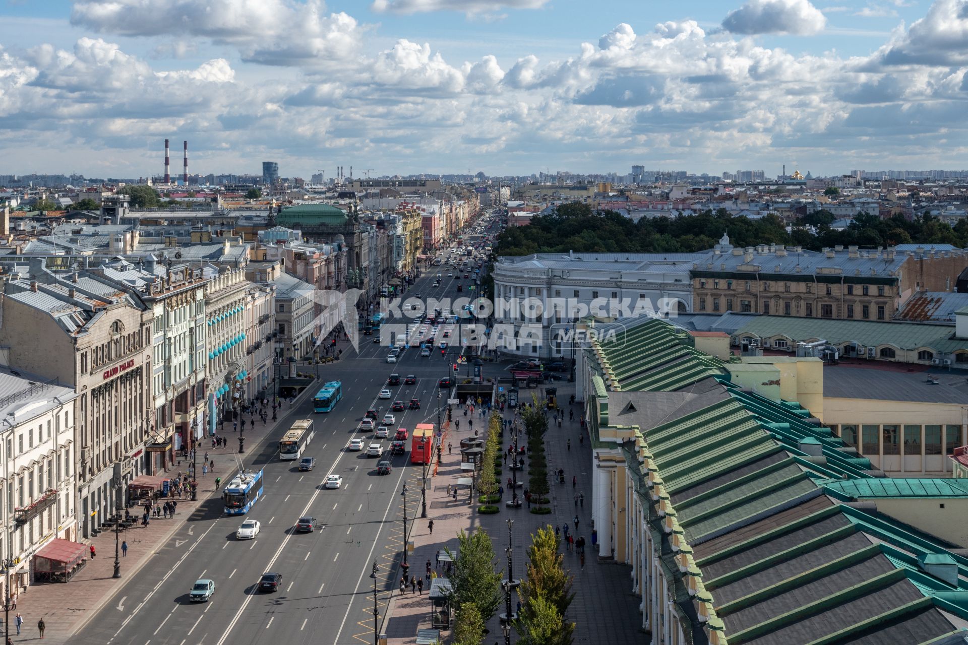 Санкт-Петербург. Вид на Невский проспект. Слева торговй центр Grand Palace.