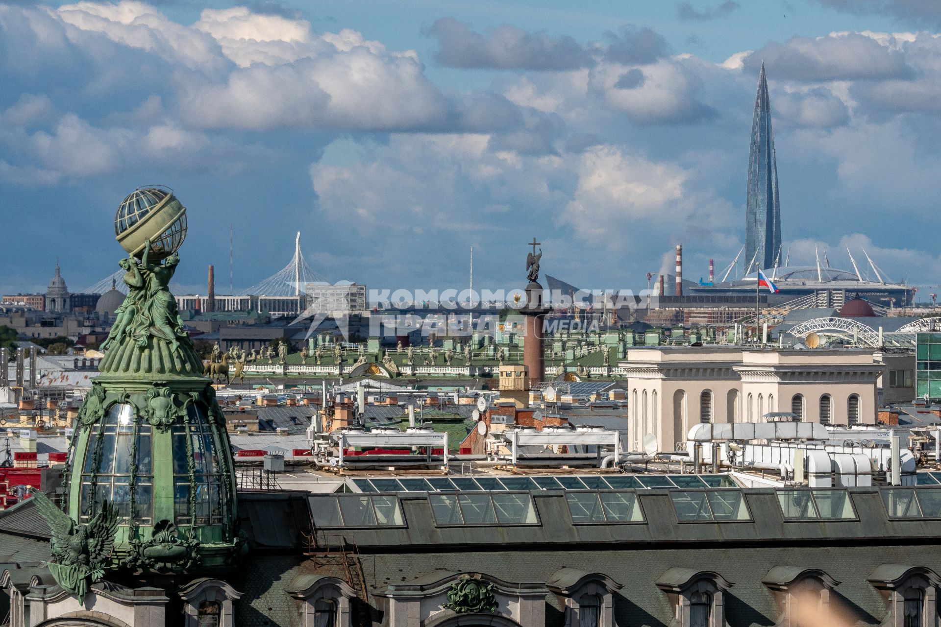 Санкт-Петербург. Вид на купол с глобусом (Дом компании Зингер), Александровскую колонну и `Лахта-центр`.