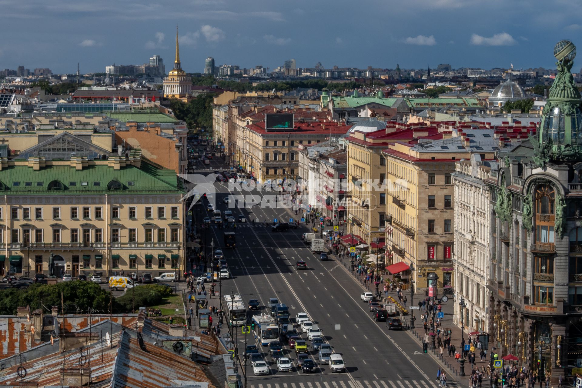 Санкт-Петербург. Вид на Невский проспект. Здание Адмиралтейства, справа с глобусом на куполе - Дом компании Зингер.