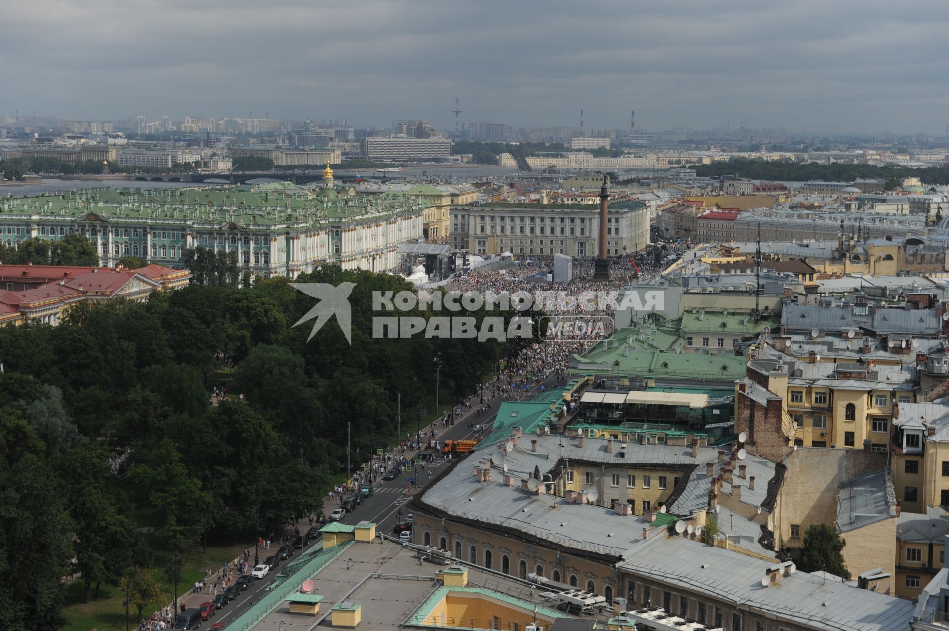 Санкт-Петербург. Народные гуляния на Дворцовой площади, в честь празднования Дня Военно-морского флота.