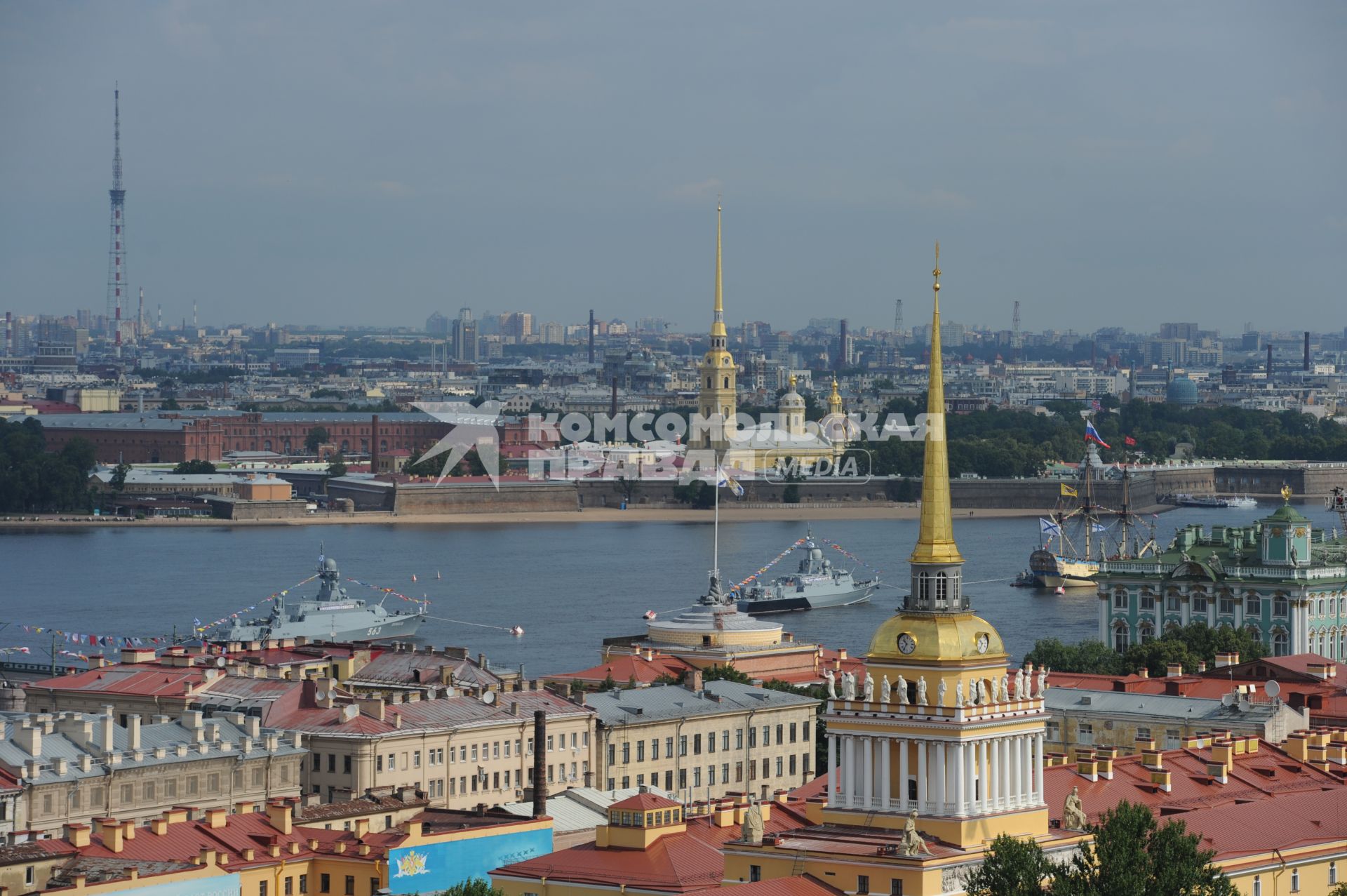 Санкт-Петербург. Прохождение военных кораблей по акватории Невы, в честь празднования Дня Военно-морского флота.