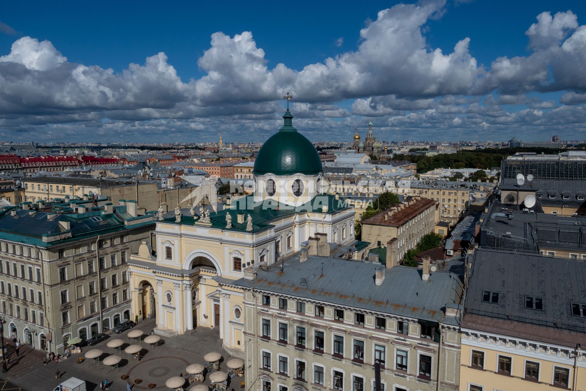 Санкт-Петербург. Вид на Базилику святой Екатерины Александрийской на Невском проспекте.