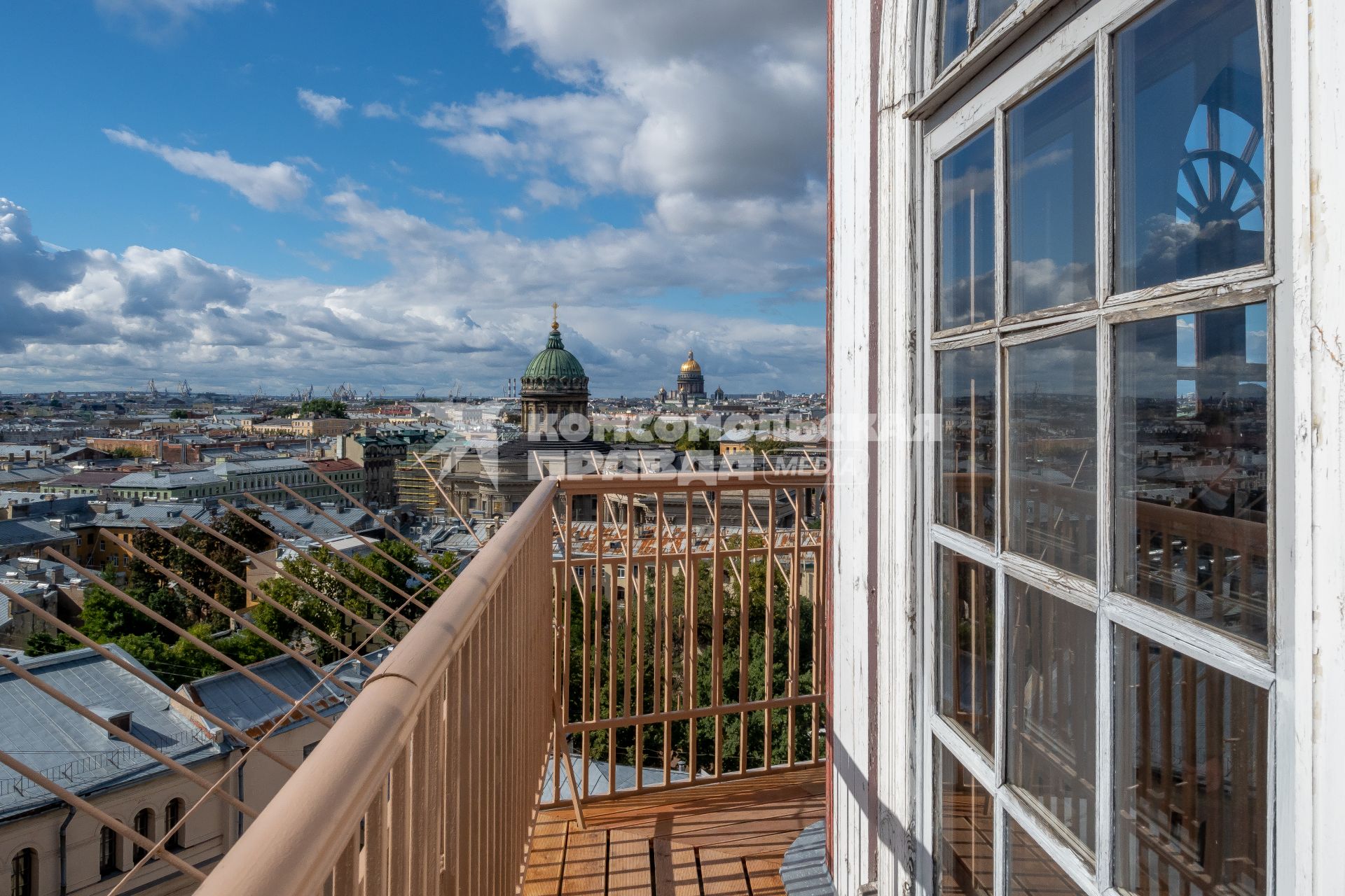 Санкт-Петербург. Вид с балкона на Казанский и Исаакиевские соборы.