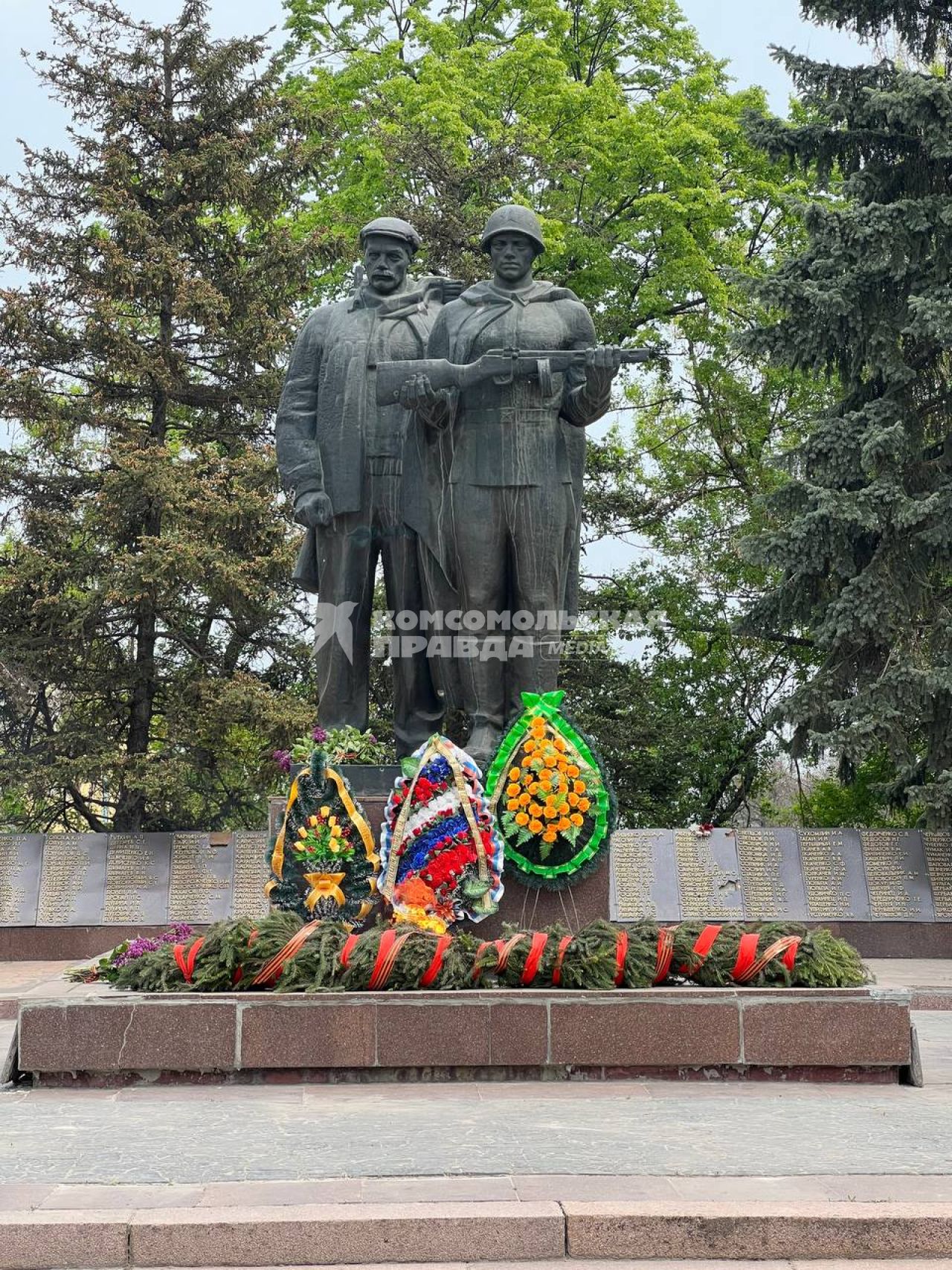 Харьковская область. г.Изюм. Цветы у монумента погибшим в Великой Отечественной войне изюмчанам, возложенные во время празднования 77-й годовщины Победы в Великой Отечественной войне.