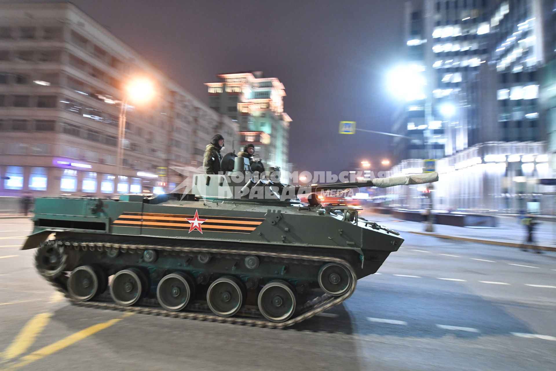 Москва.  Боевая машина десанта БМД-4 передислокации с военного полигона \"Алабино\" в Москву для участия в параде Победы на Красной площади.