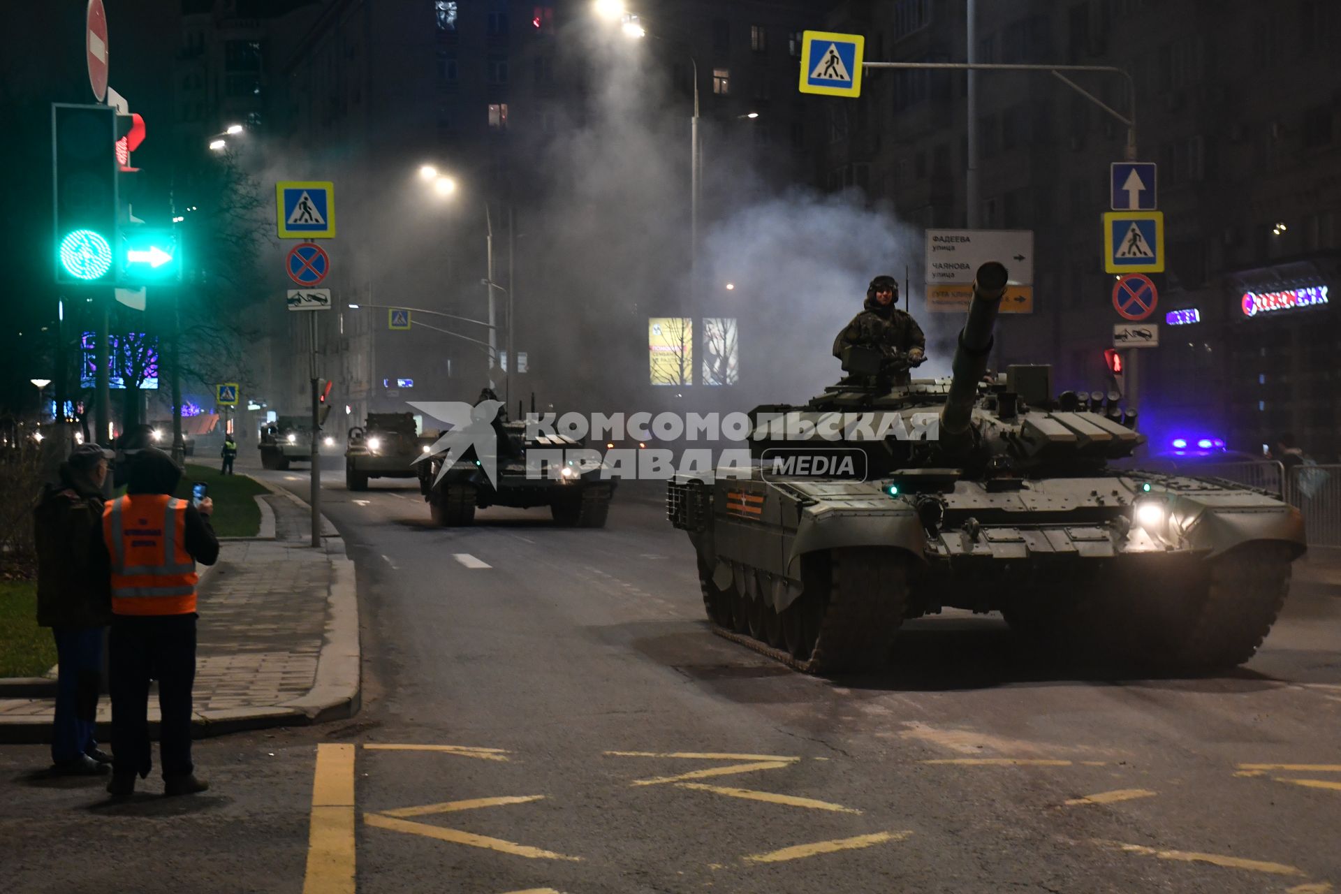 Москва. Танк Т-72Б3  во время передислокации с военного полигона \"Алабино\" в Москву для участия в параде Победы на Красной площади.